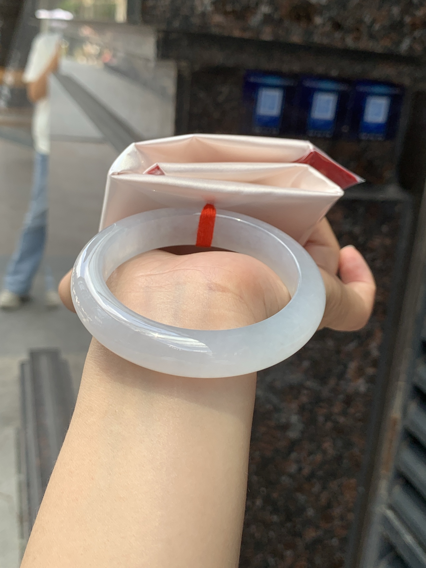 白冰正圈 55.5-12.5-8.9 0525-N801 打灯细纹，底妆冰透起光，一腕清透，简约清爽，不挑肤色年龄，给人一种清雅脱俗，天真纯美的感觉，真不愧是翡翠中的初恋