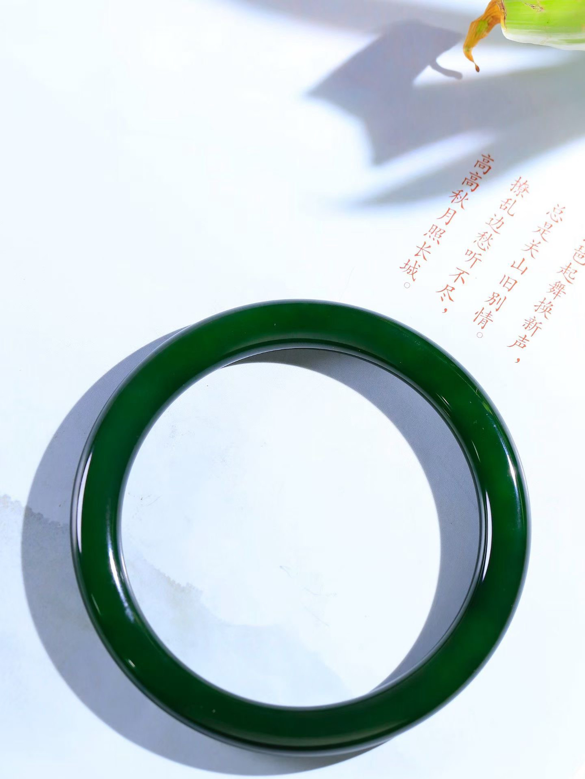 【碧色荡漾·手镯】

精品和田玉碧玉手镯，玉质细腻温润，手感舒适，️线条流畅，简约大气，美自天成，佩戴于腕间，婉约之美，举手投足间透出那份低调奢华，醉人心扉。重28.6克  内径圈口56mm  尺寸7.1-8.1mm  FDA-66502433