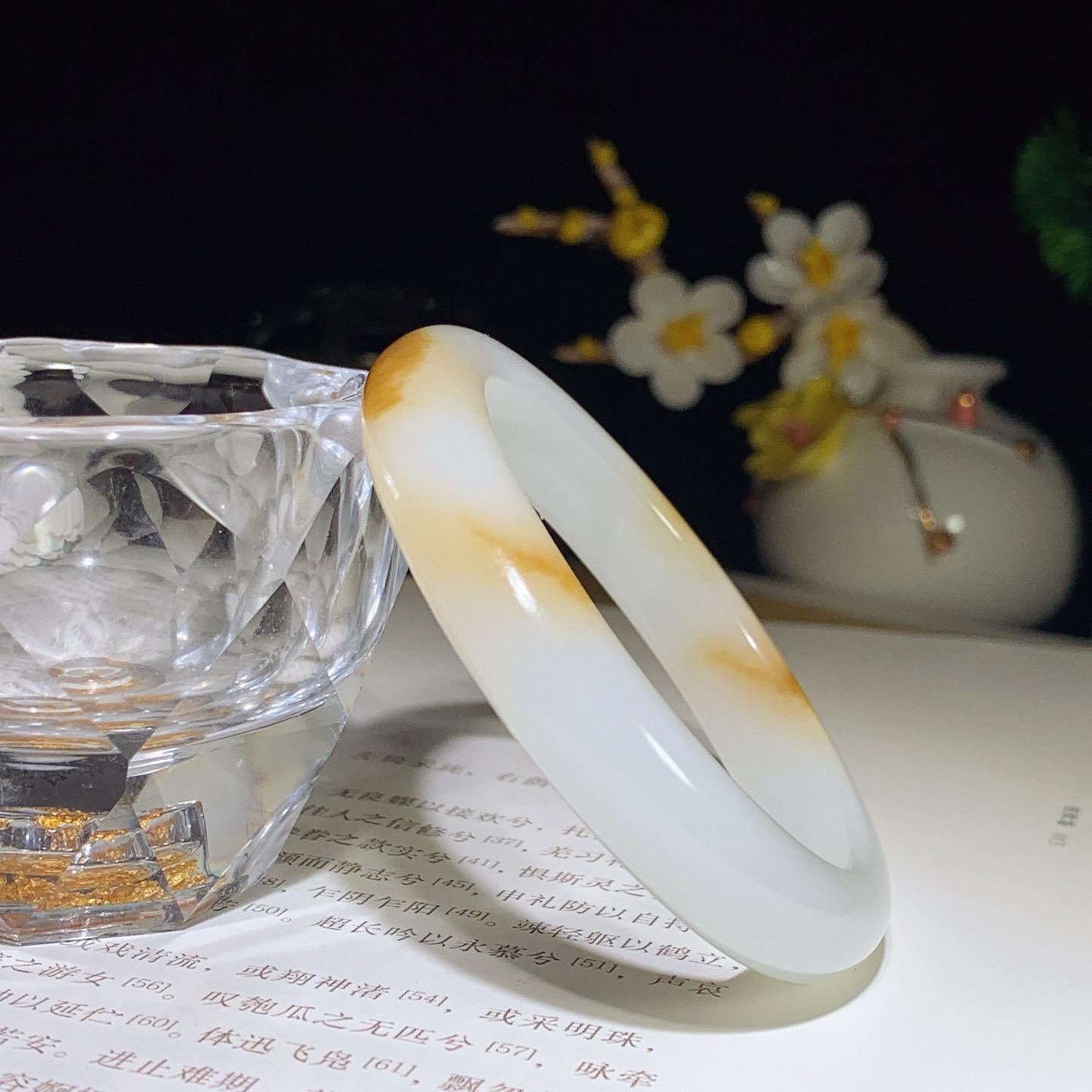 53圈口 新疆且末糖手镯。且末糖羊脂白玉手镯。53圈口条宽11厚8重43克，白度一级。玉质细腻油润 脂粉好，品质好！lt260525