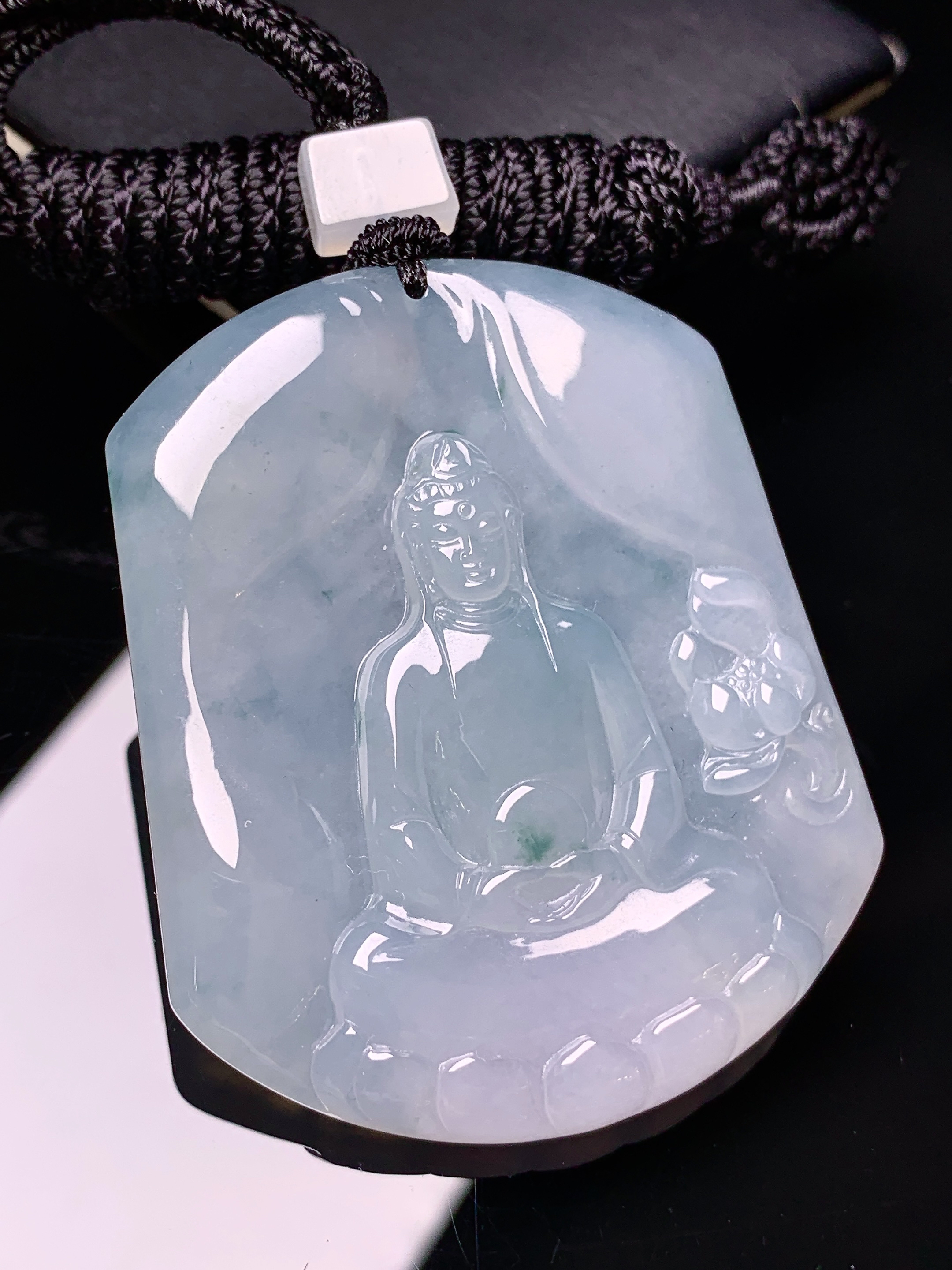 冰种观音菩萨吊坠 玉质细腻 色泽艳丽清新 水润亮眼 整体尺寸52.5*43.2*5.8 L1
