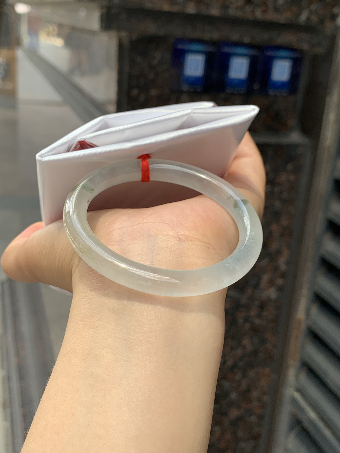 冰飘花贵妃, 0525-N800, 打灯纹裂，底妆冰润细腻，冰底中开出了朵朵蓝花，飘花灵动飘逸，勾勒出一幅唯美诗意的山水意境画，古典优雅又秀气