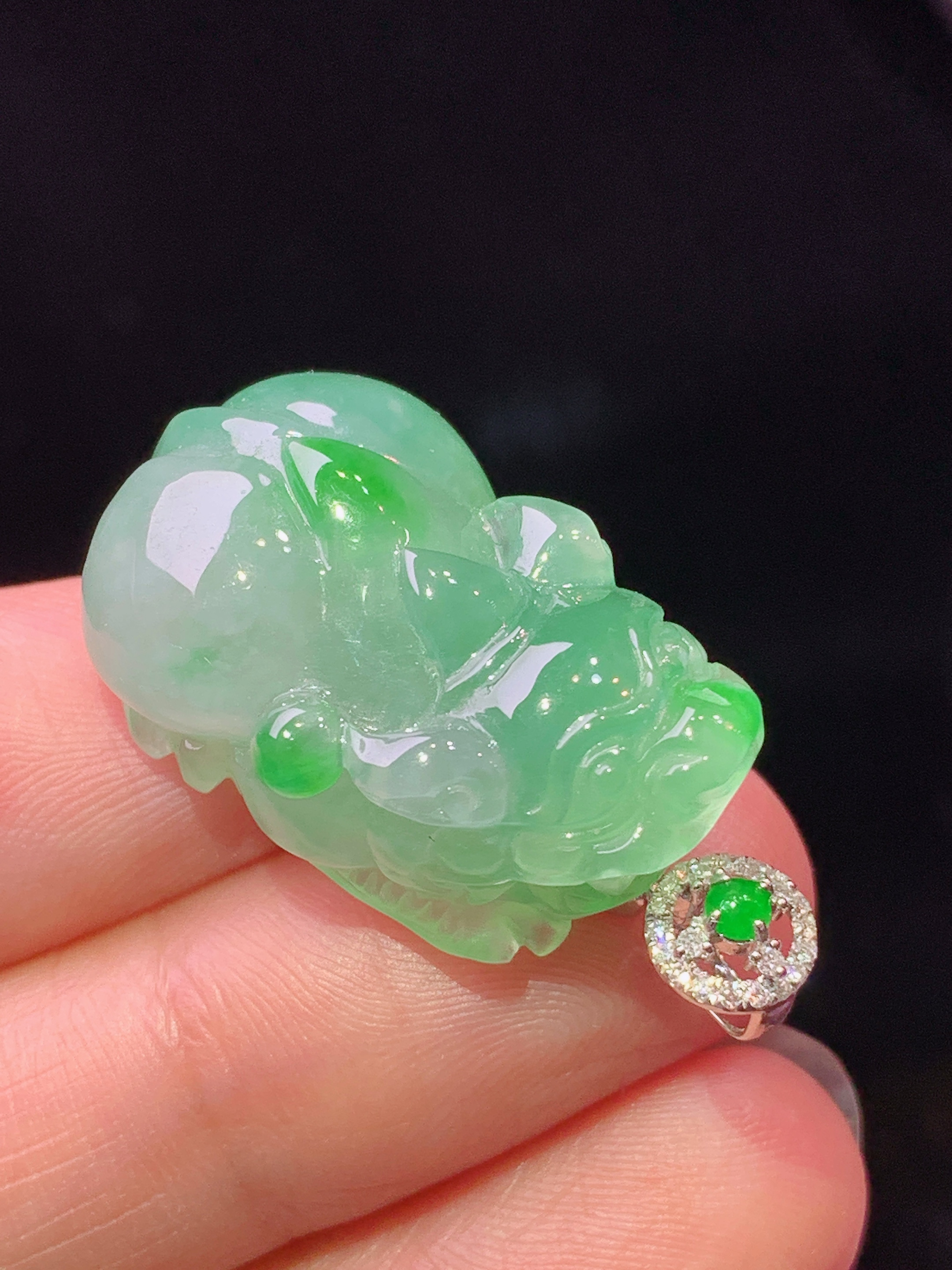18k金钻镶嵌飘绿貔貅吊坠 玉质细腻 色泽艳丽清新 水润亮眼 整体尺寸31*17.5*11 b1