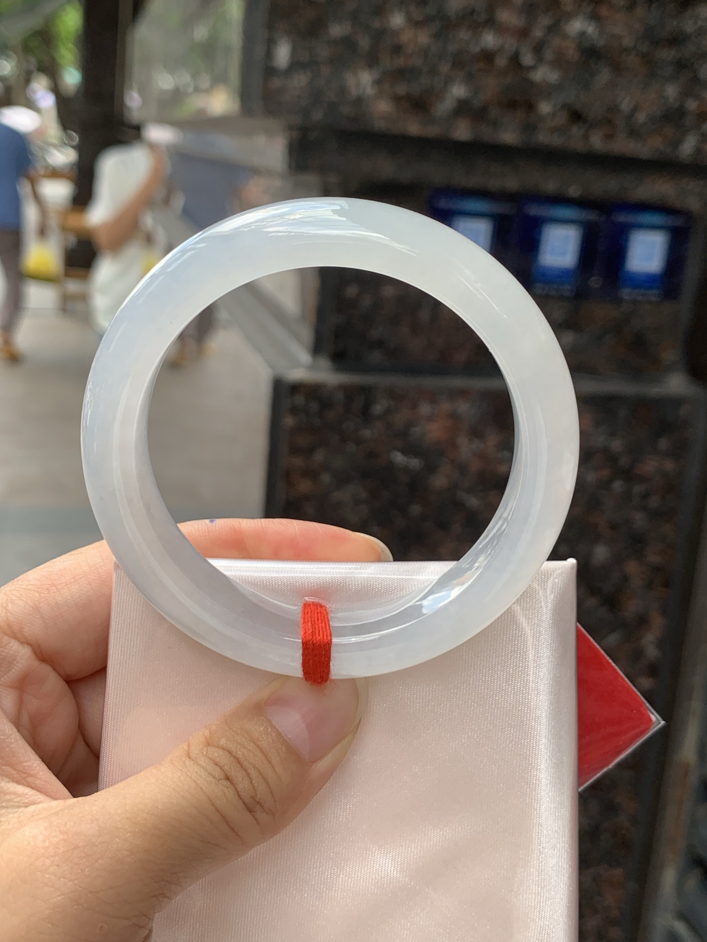 白冰正圈 55.5-12.5-8.9 0525-N801 打灯细纹，底妆冰透起光，一腕清透，简约清爽，不挑肤色年龄，给人一种清雅脱俗，天真纯美的感觉，真不愧是翡翠中的初恋