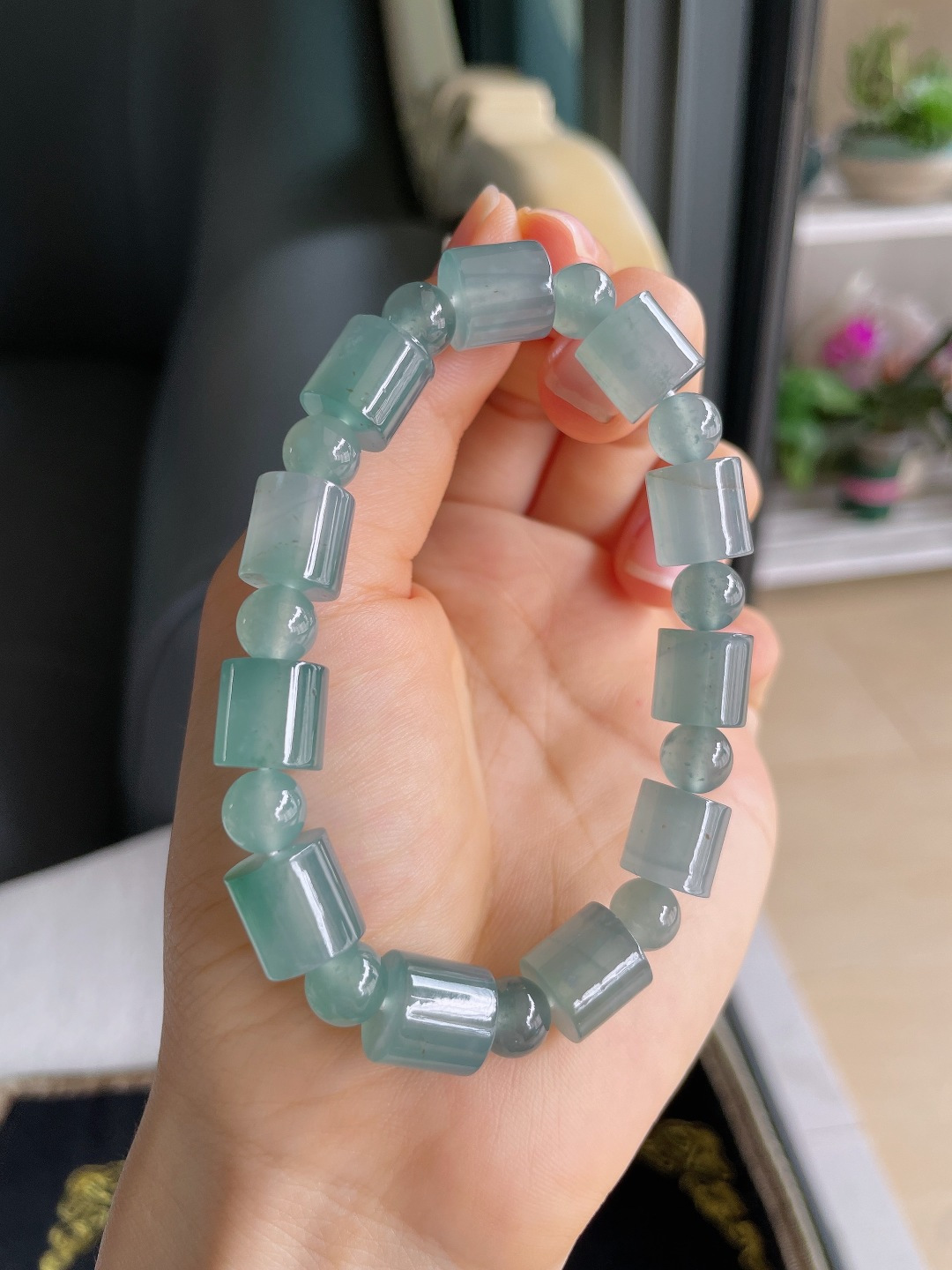 ️天然翡翠A货，冰蓝水路路通手串，尺寸：10.2mm，圆珠7.8mm。【编3893】