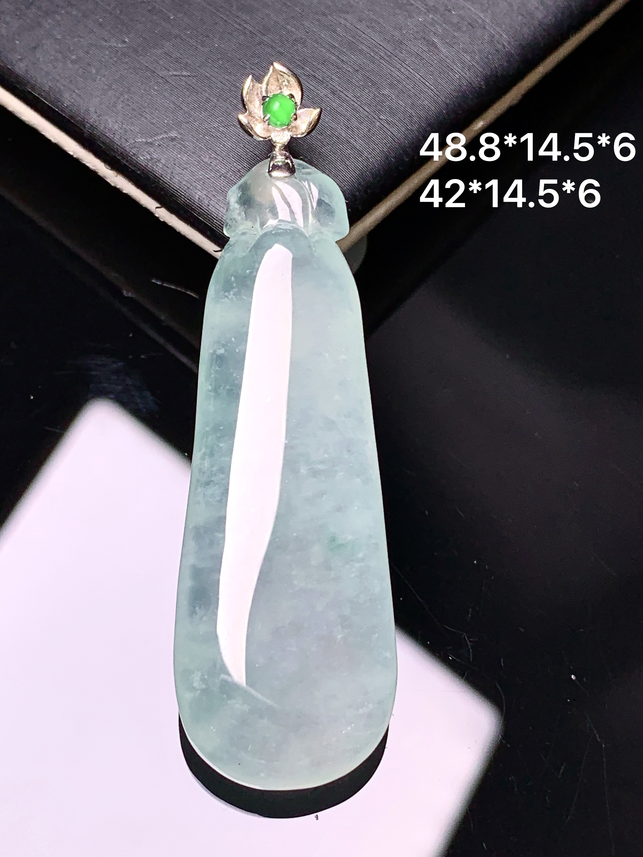 18k金镶嵌冰种福瓜吊坠 玉质细腻 色泽艳丽清新 水润亮眼 整体尺寸48.8*14.5*6 L1