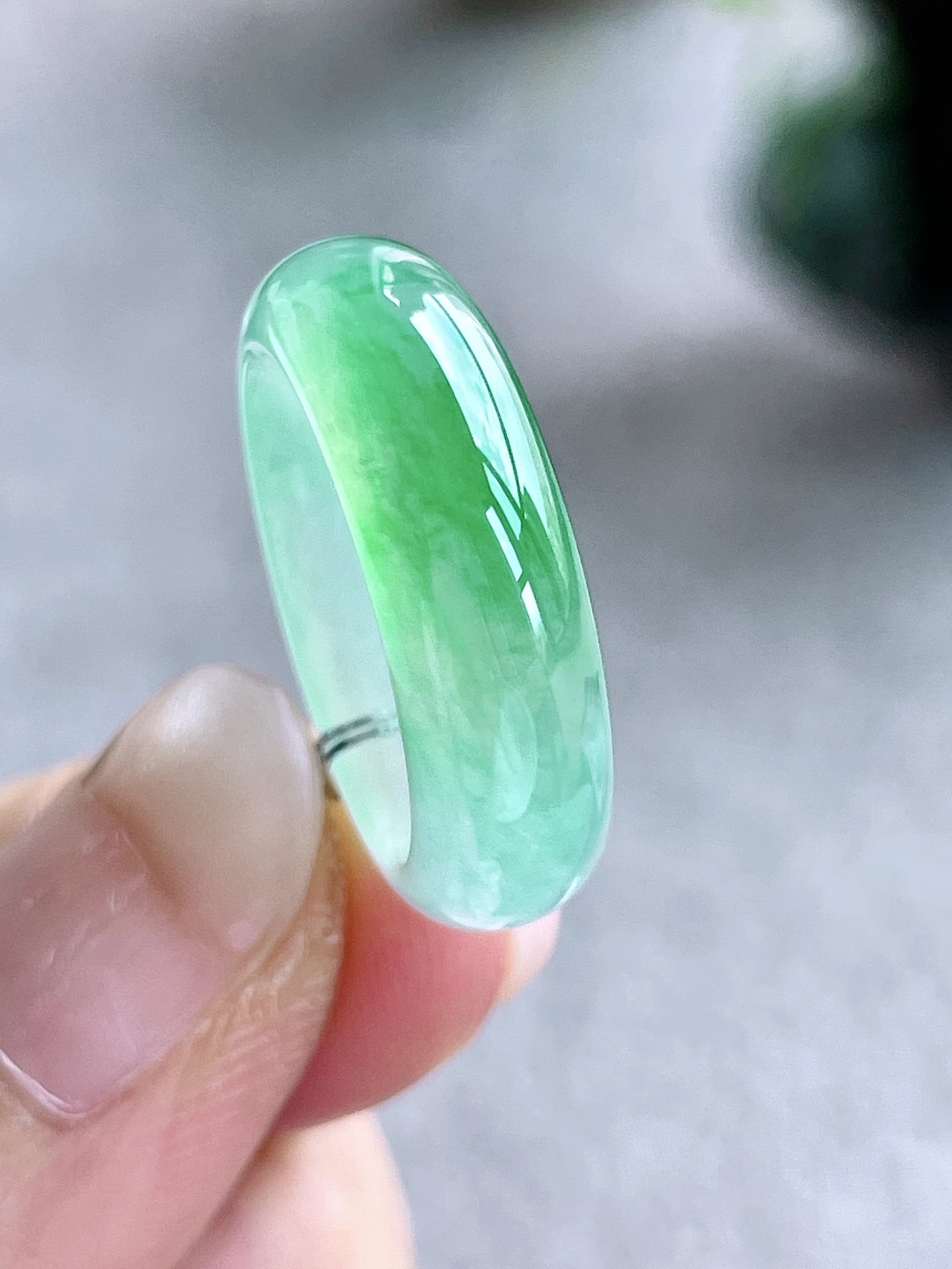 【裸石】高冰飘绿花戒圈指环【说明】缅料  性比高【尺寸】6.8-4【圈口】13号【重量】4.5克【】 不议