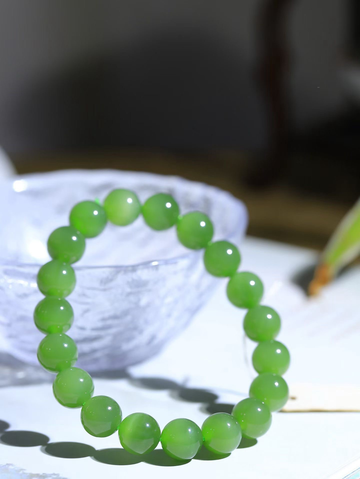 【珠圆玉润.手串】

精品️和田玉碧玉猫眼珠圆玉润手串 玉质温润细腻  整串打磨圆润，佩戴舒适。珠珠落玉盘，间关莺语花底滑，一生美好时光，无论身在何处，都有它相伴相守。事事顺遂，幸福美满，吉祥如意。重29.2克 尺寸取一10mm  FDA-22502400