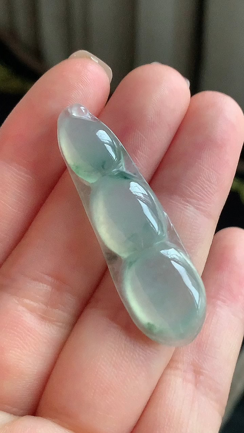 天然翡翠，飘花福豆 尺寸44-13-6.2 fj524