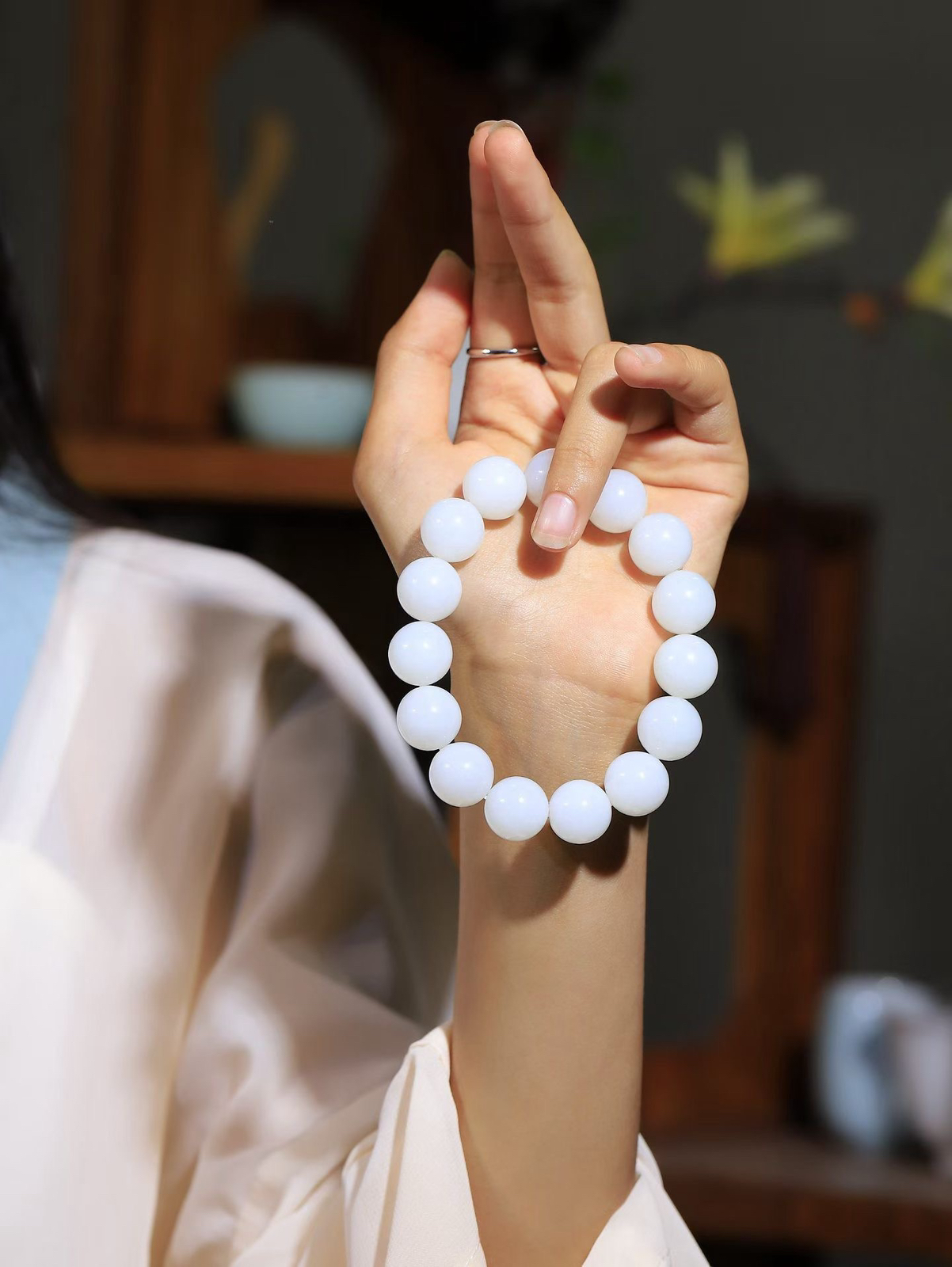 【珠圆玉润.手串】

精品️和田玉白玉珠圆玉润手串 玉质温润细腻  整串打磨圆润，佩戴舒适。珠珠落玉盘，间关莺语花底滑，一生美好时光，无论身在何处，都有它相伴相守。事事顺遂，幸福美满，吉祥如意。重77.7克 尺寸取一15.2mm FDL-16502413