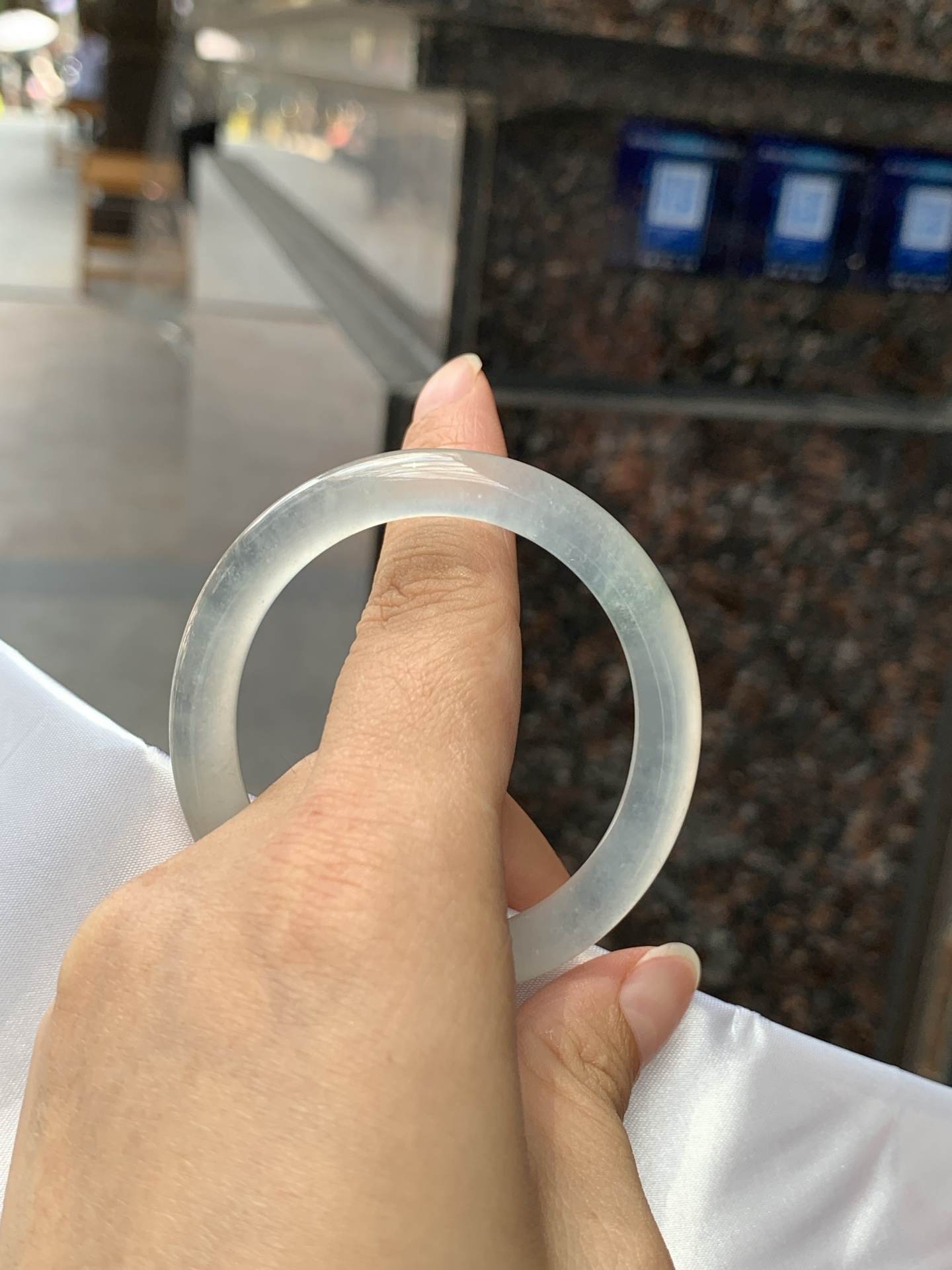 冰飘花贵妃, 0525-N800, 打灯纹裂，底妆冰润细腻，冰底中开出了朵朵蓝花，飘花灵动飘逸，勾勒出一幅唯美诗意的山水意境画，古典优雅又秀气