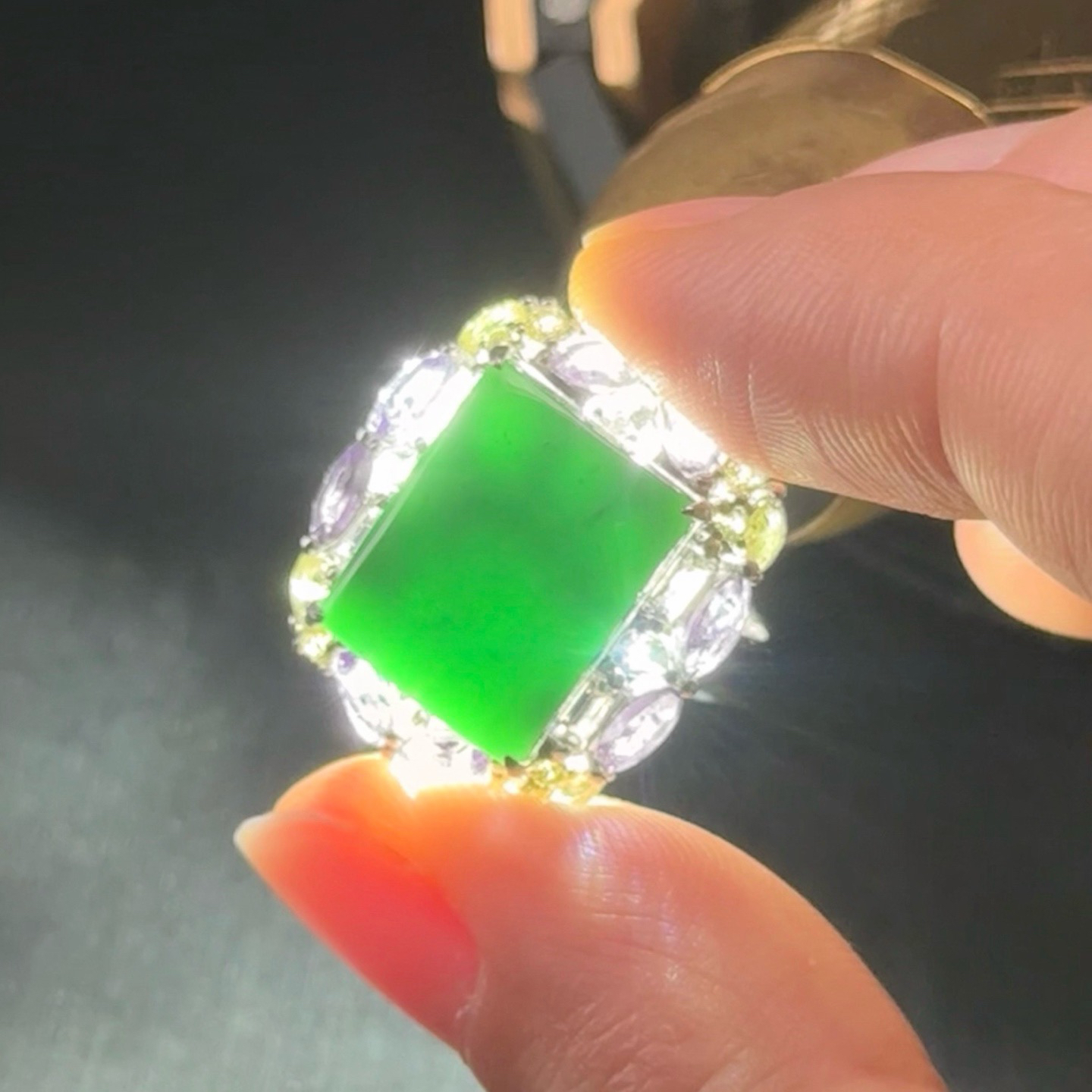 精品18k墨翠女戒 种好色正 黑度极好 打灯通透 油性十足 尺寸21.8