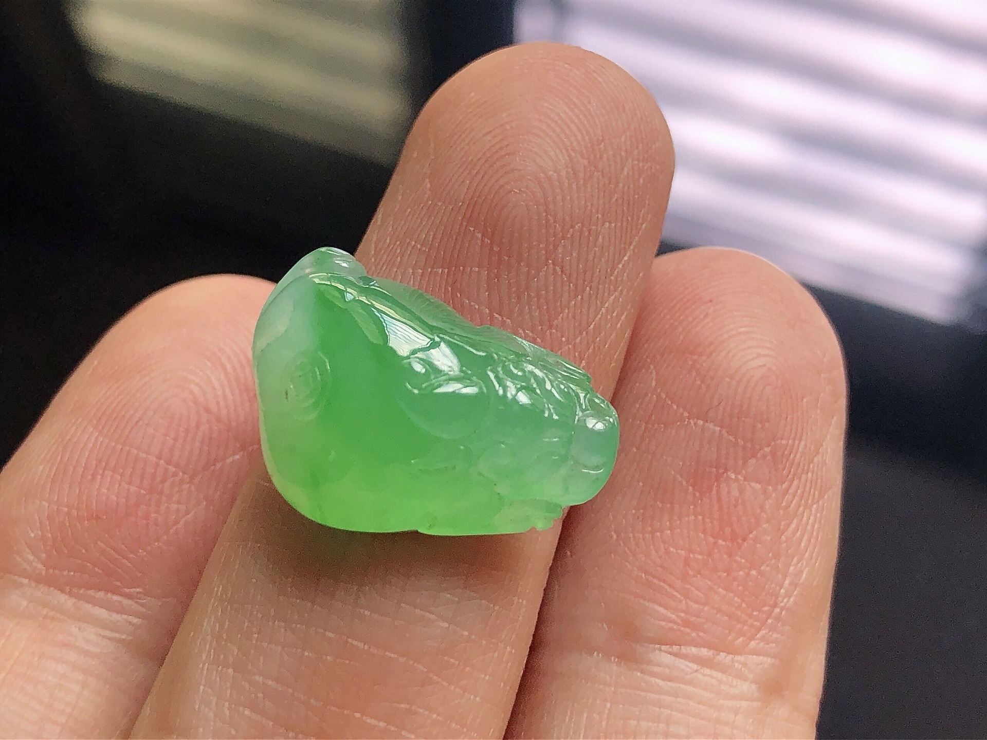️ 冰种阳绿金蟾，色泽艳阳，通透水润，玉质细腻，夺目迷人，镶嵌效果，品相，无裂，尺寸19.5*12.8*7.6