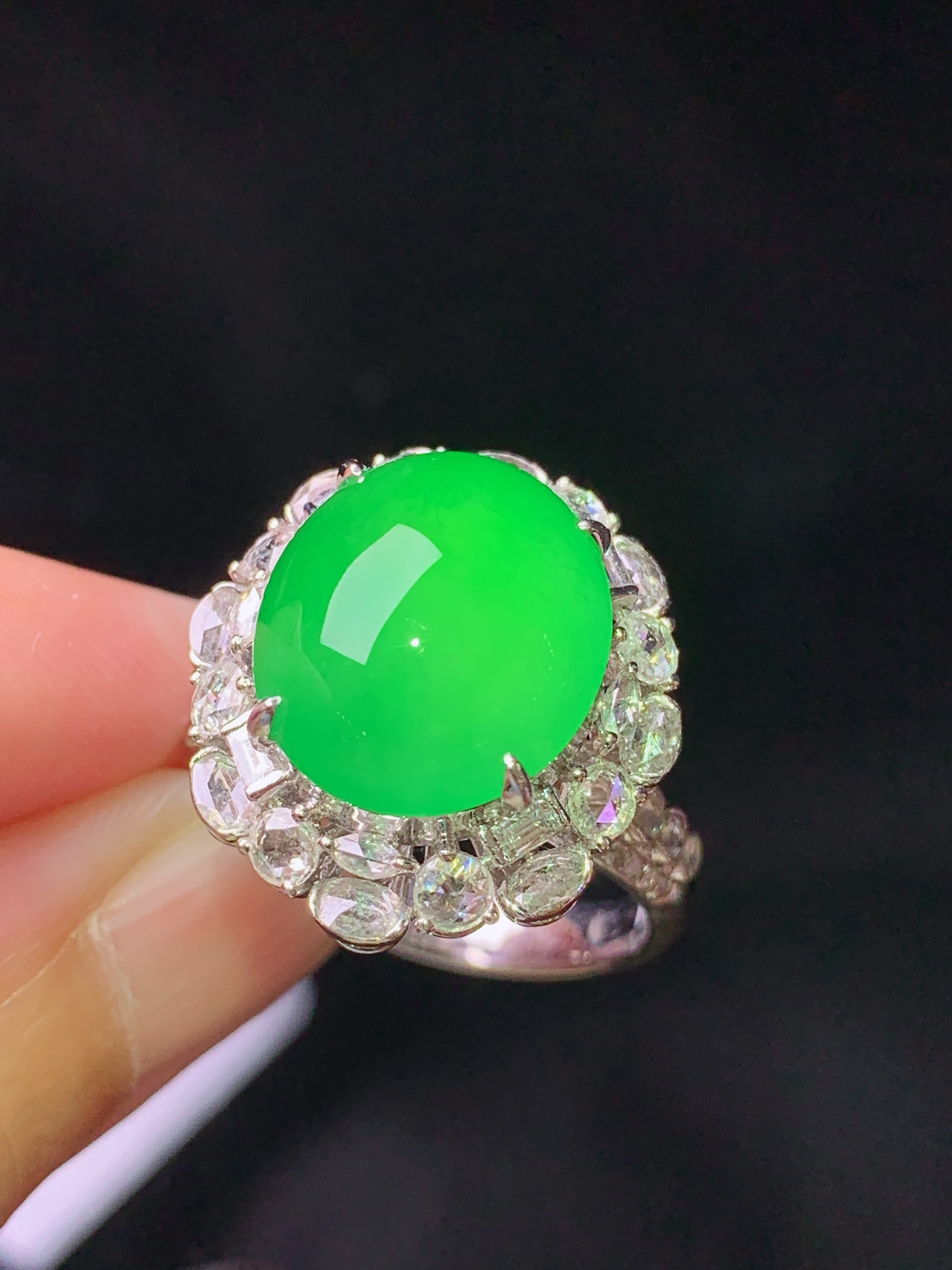 18k金钻镶嵌满绿蛋面戒指 玉质细腻 色泽艳丽清新 水润亮眼 圈口14 整体尺寸19.3*17.5*13.5 s1