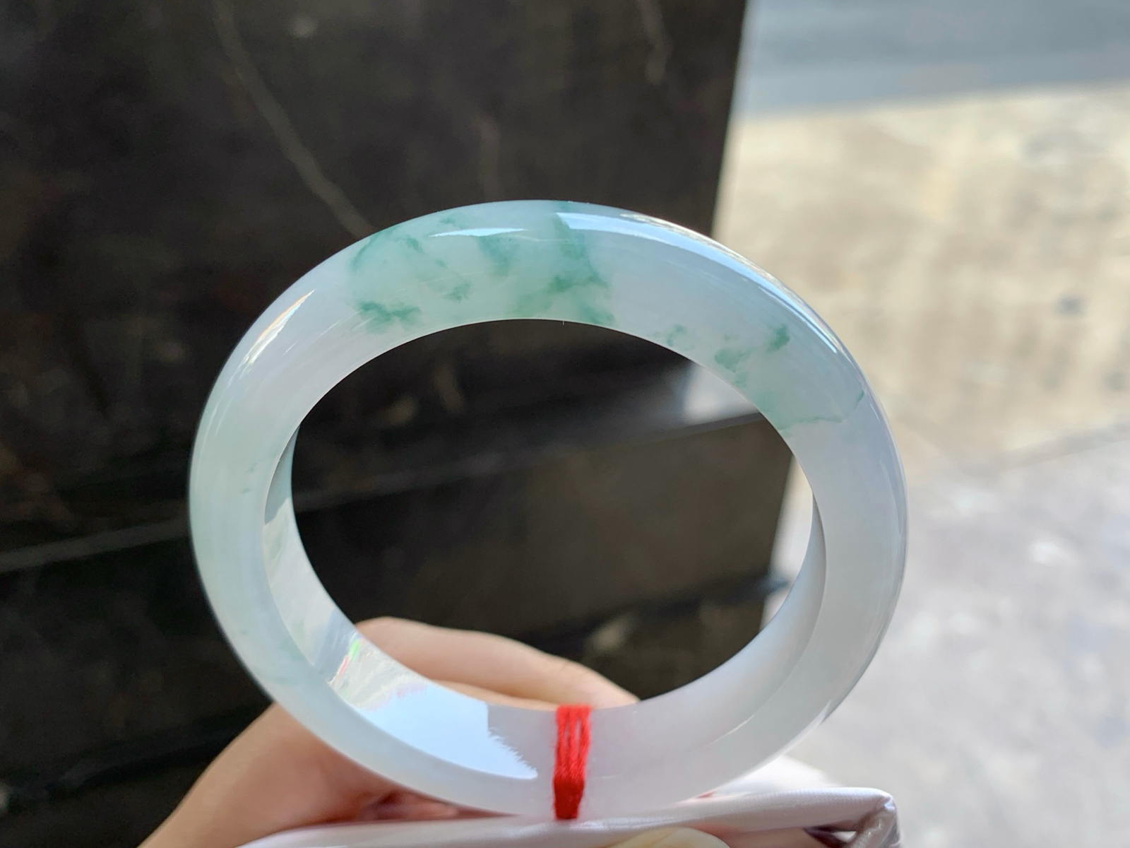 56.5-12.8-9.1

蓝花手镯^_^玉质温润 细腻