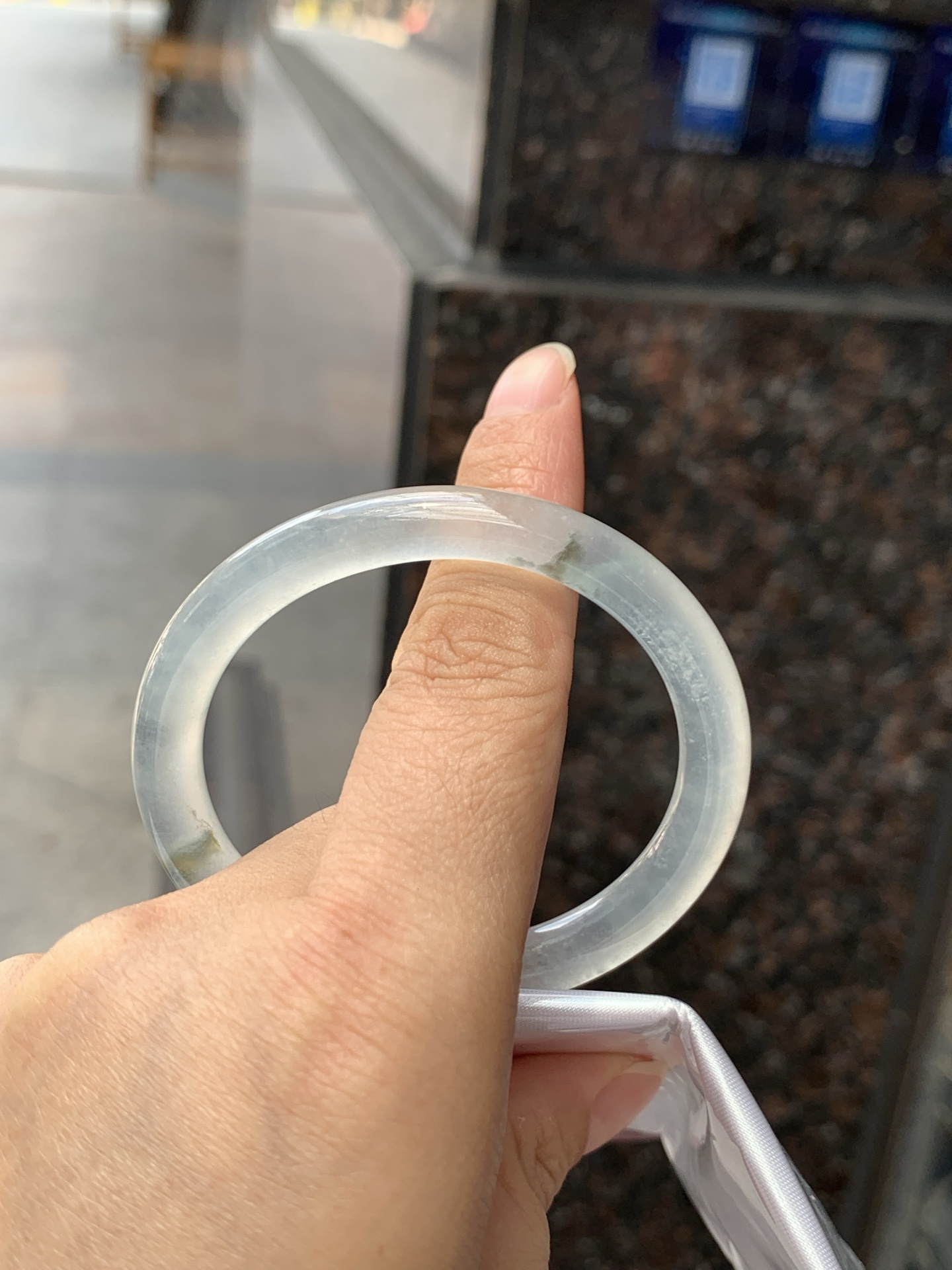 冰飘花贵妃, 0525-N800, 打灯纹裂，底妆冰润细腻，冰底中开出了朵朵蓝花，飘花灵动飘逸，勾勒出一幅唯美诗意的山水意境画，古典优雅又秀气