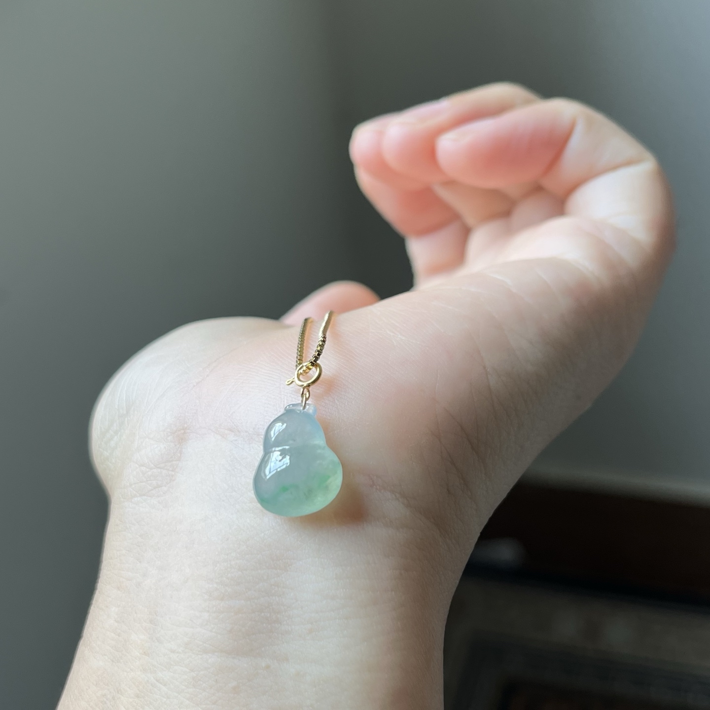18K金扣镶冰绿飘花葫芦吊坠，种水好，冰透，尺寸不含扣14.1×11.8×6.6，送链