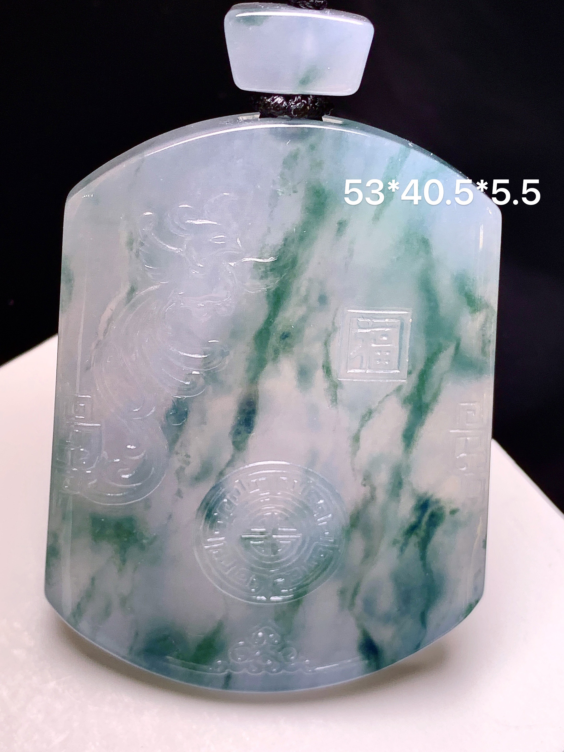 冰飘绿无事牌吊坠 玉质细腻 色泽艳丽清新 水润亮眼 整体尺寸53*40.5*5.5 L1