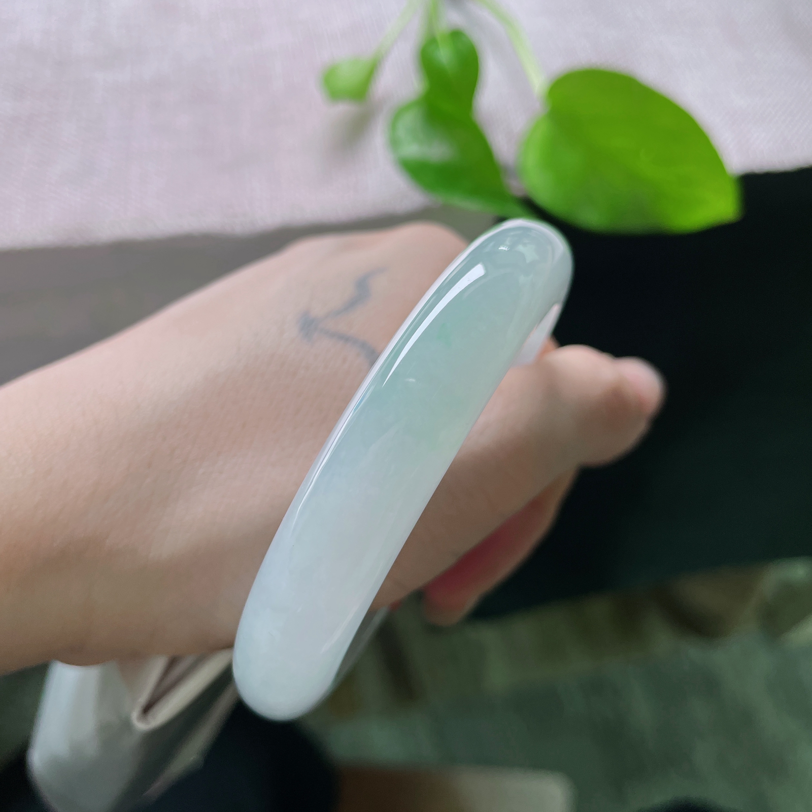 56/12.2/8.5，冰晴底正圈，莹润细腻，种老，把千年的寒与万年的翠，凝成腕间一道冷冽的光。ss49444a..