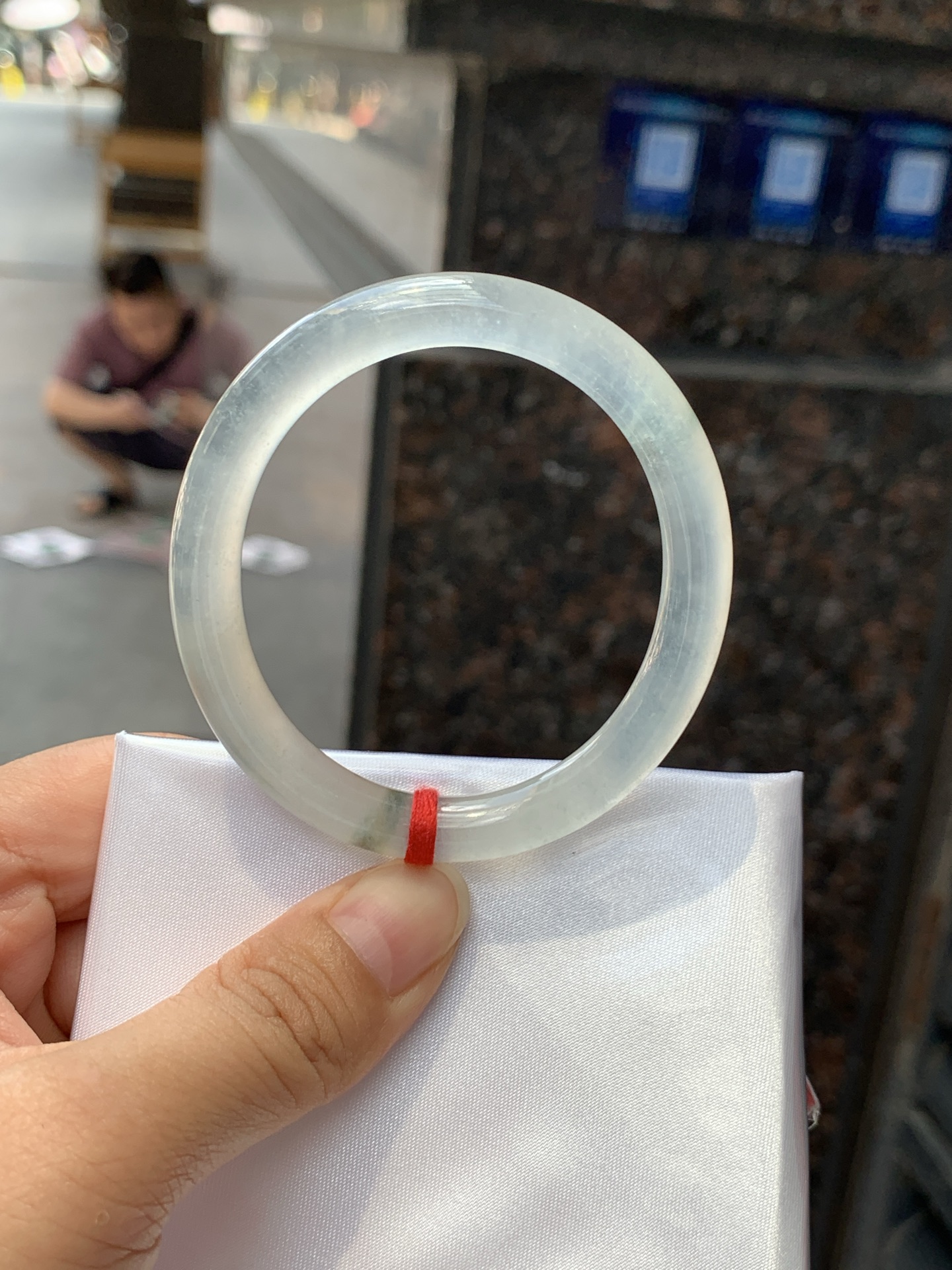 冰飘花贵妃, 0525-N800, 打灯纹裂，底妆冰润细腻，冰底中开出了朵朵蓝花，飘花灵动飘逸，勾勒出一幅唯美诗意的山水意境画，古典优雅又秀气