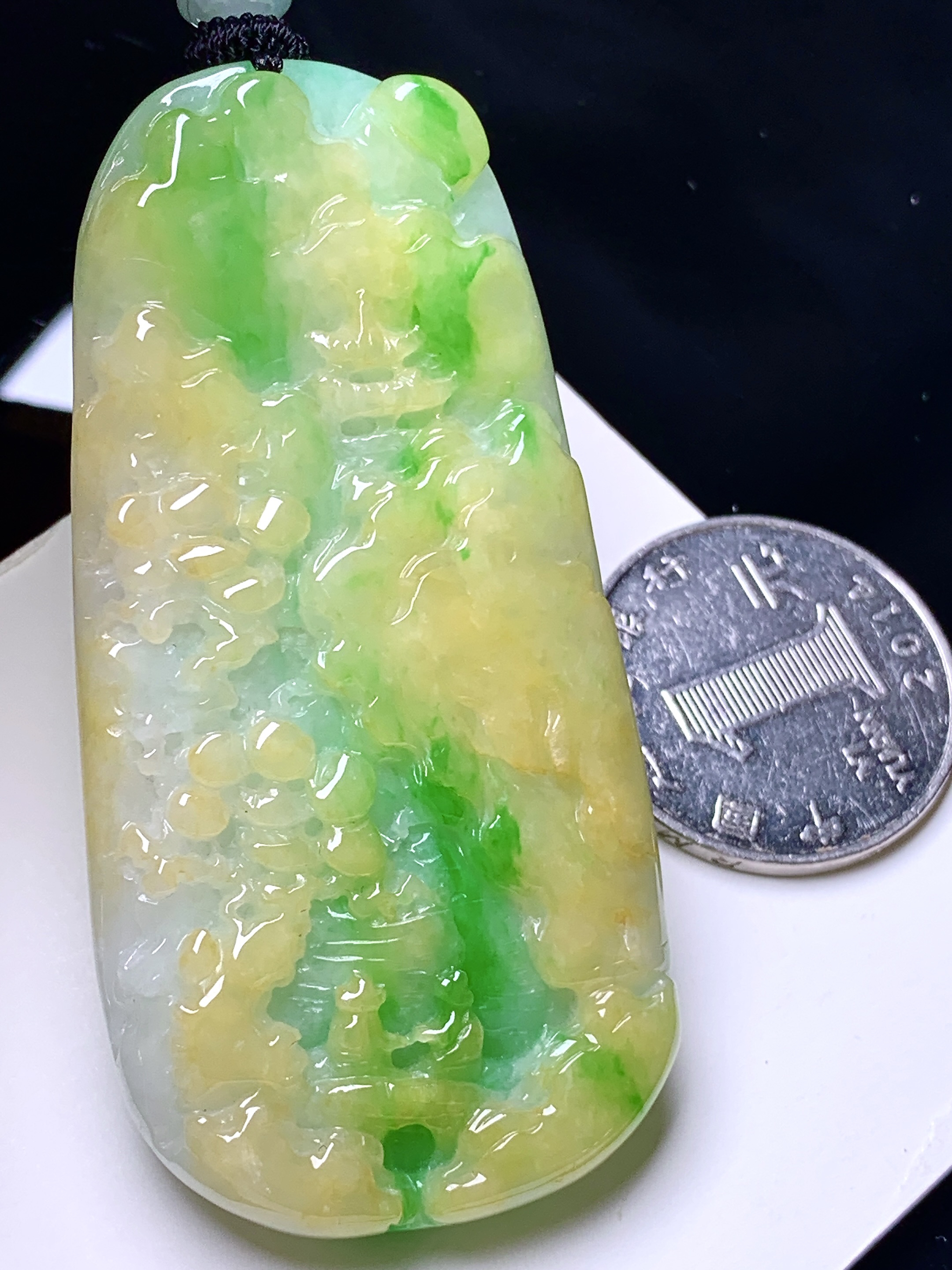 飘黄绿翡山水牌子吊坠 玉质细腻 色泽艳丽清新 水润亮眼 整体尺寸65.8*32*7.2 w1