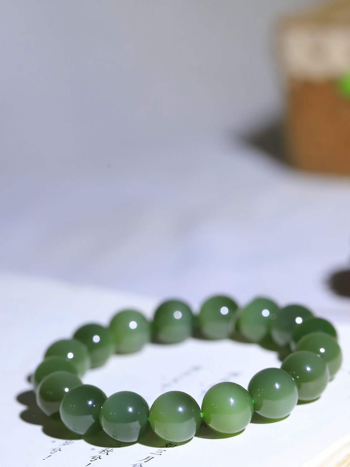 【珠圆玉润.手串】

精品️和田玉碧玉猫眼珠圆玉润手串 玉质温润细腻  整串打磨圆润，佩戴舒适。珠