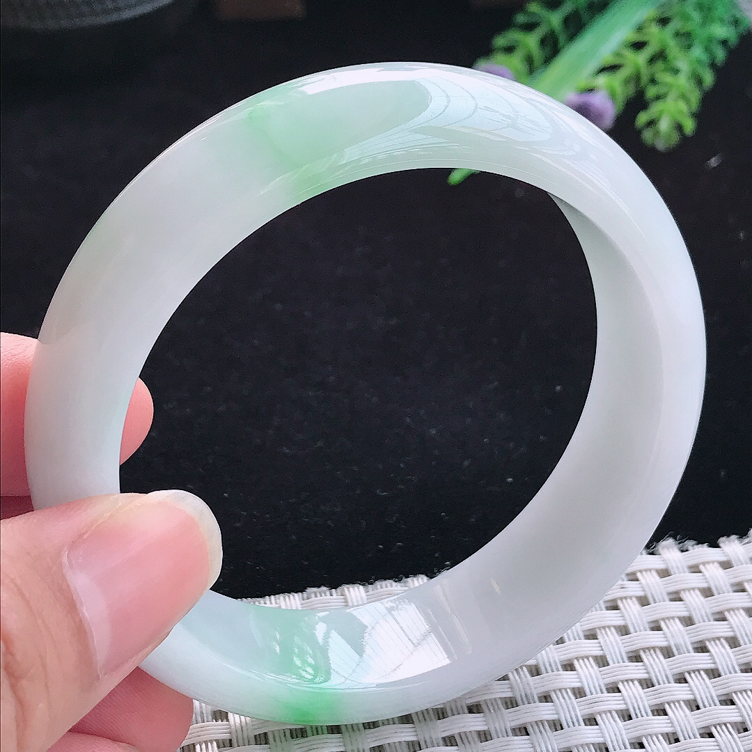 实拍A货翡翠58.5/17.1/8.6轮胎镯精美冰润白底青手镯平安手镯