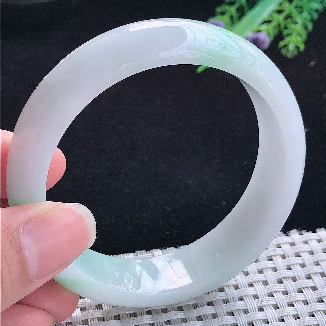 实拍A货翡翠58.5/17.1/8.6轮胎镯精美冰润白底青手镯平安手镯