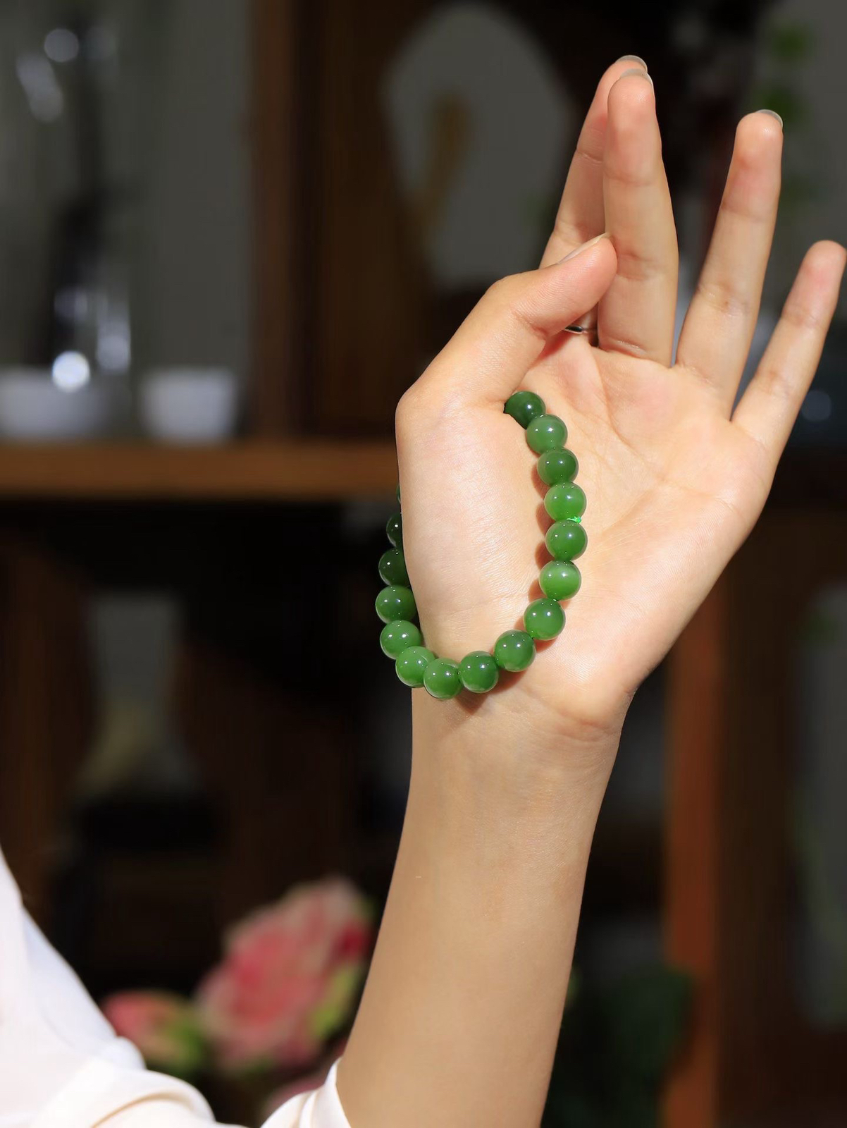 【珠圆玉润.手串】

精品️和田玉碧玉猫眼珠圆玉润手串 玉质温润细腻  整串打磨圆润，佩戴舒适。珠