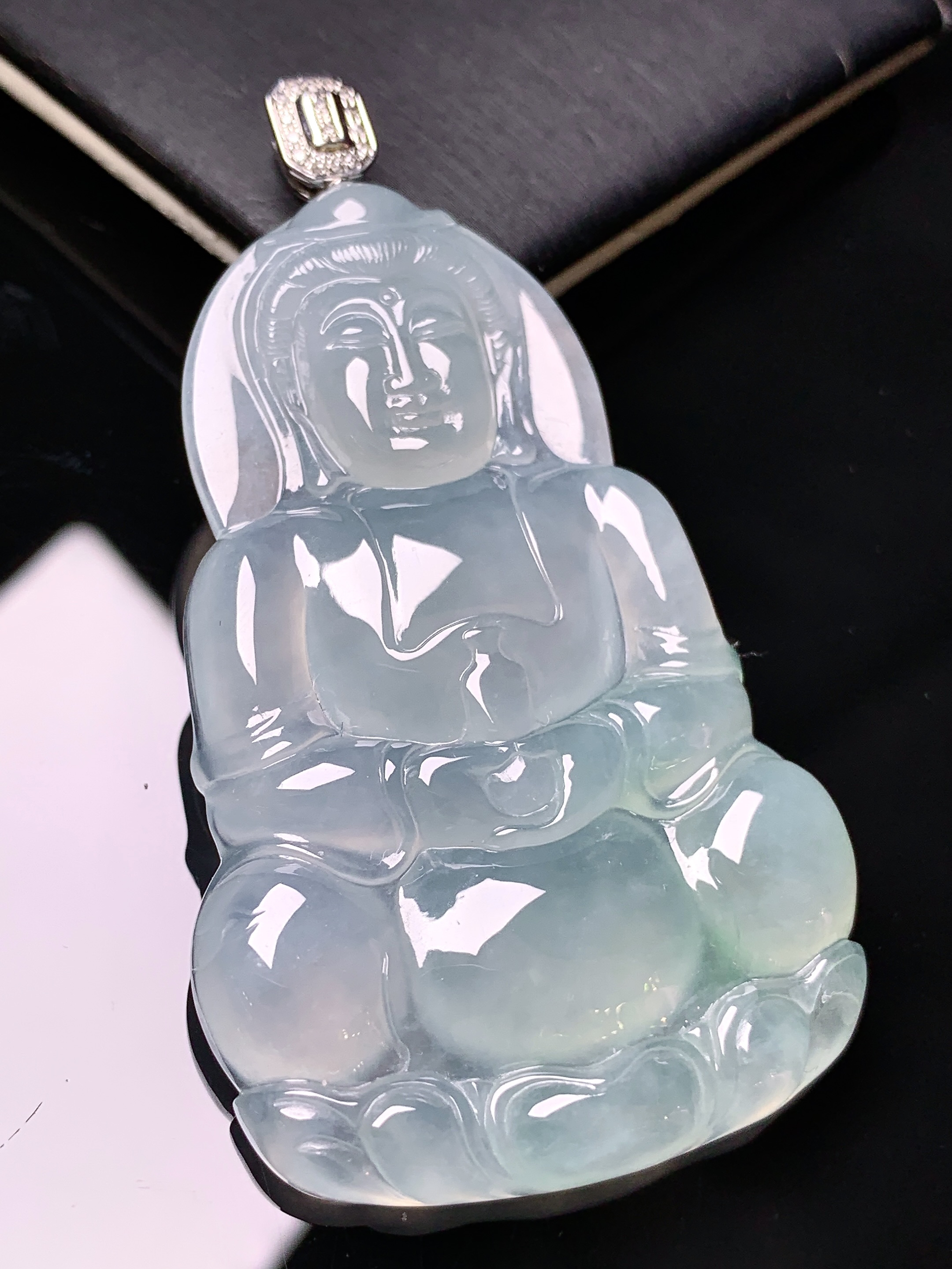 18k金钻镶嵌冰种观音吊坠 玉质细腻 色泽艳丽清新 水润亮眼 整体尺寸65.5*36.5*6 a5