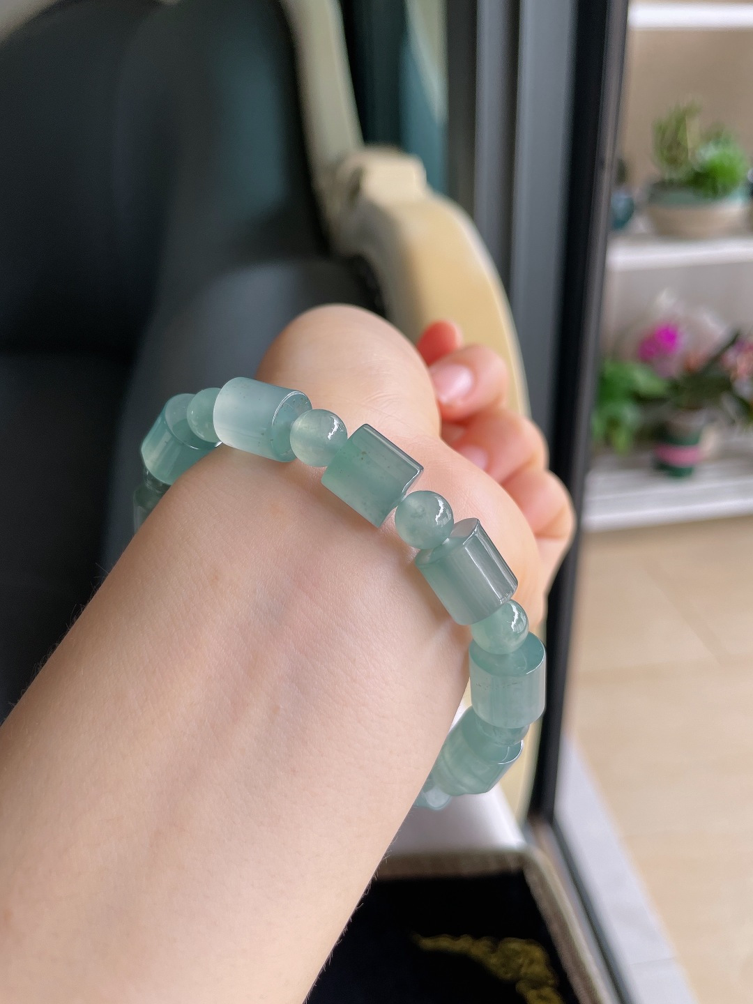 ️天然翡翠A货，冰蓝水路路通手串，尺寸：10.2mm，圆珠7.8mm。【编3893】