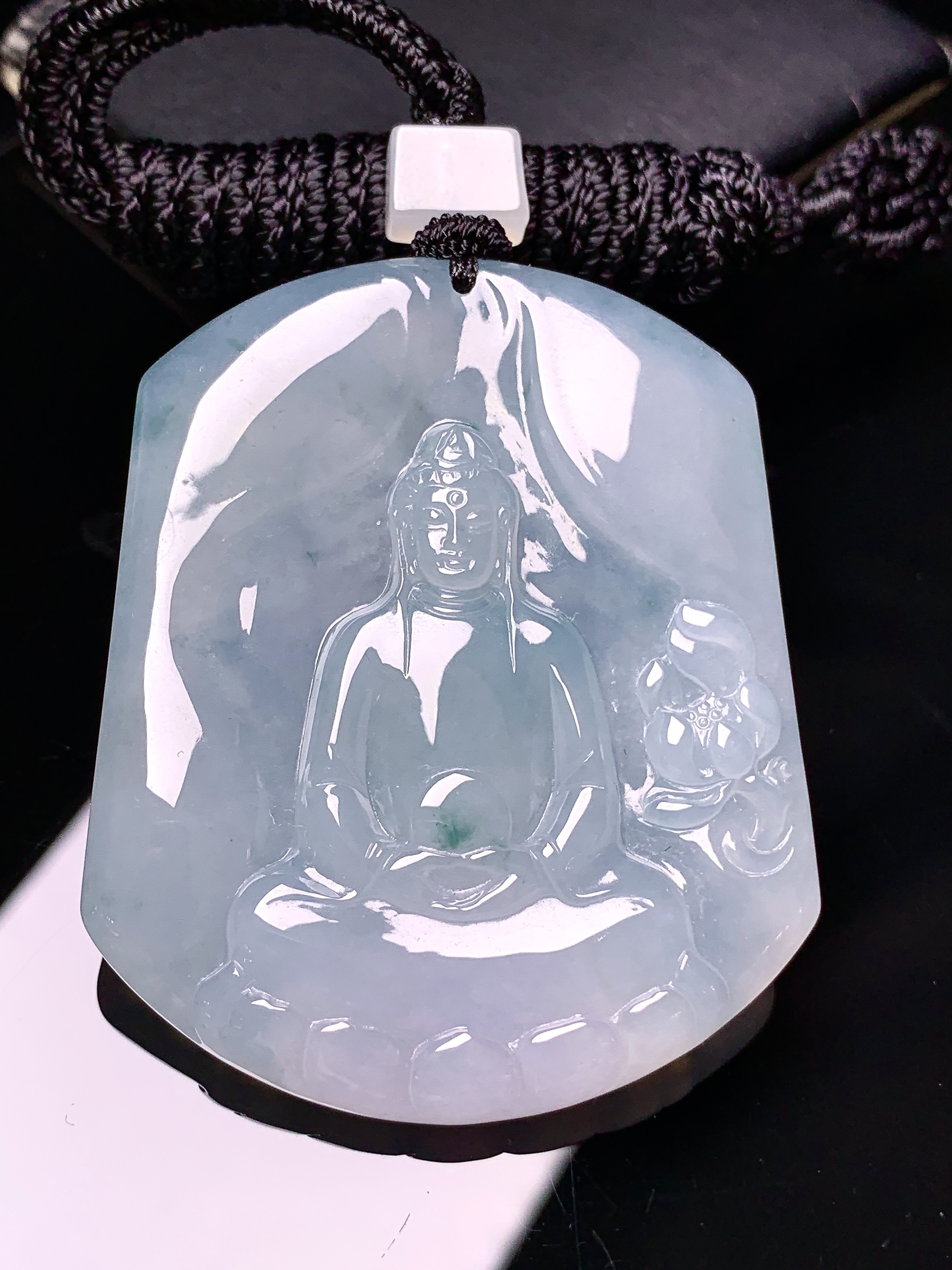 冰种观音菩萨吊坠 玉质细腻 色泽艳丽清新 水润亮眼 整体尺寸52.5*43.2*5.8 L1