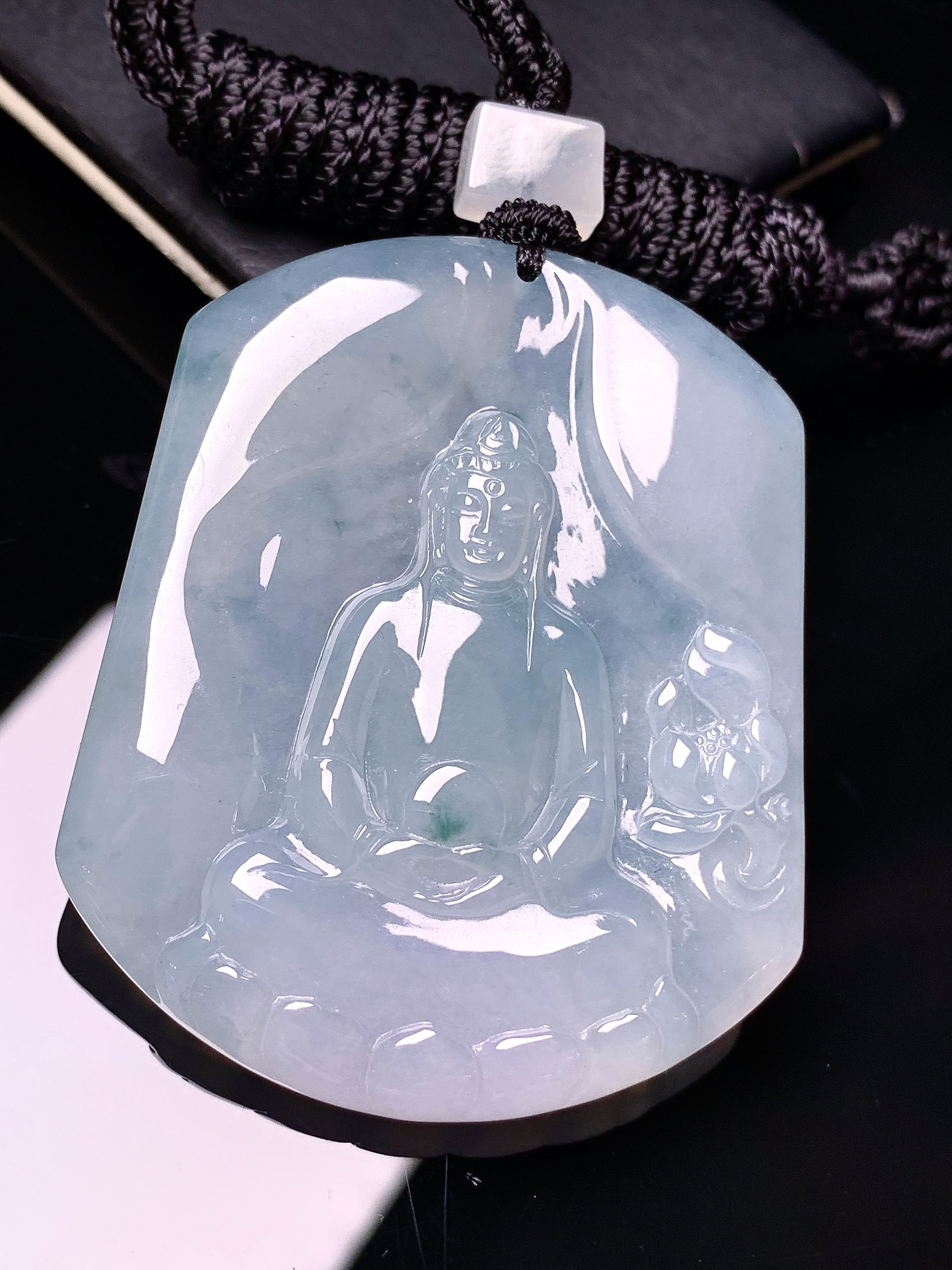 冰种观音菩萨吊坠 玉质细腻 色泽艳丽清新 水润亮眼 整体尺寸52.5*43.2*5.8 L1