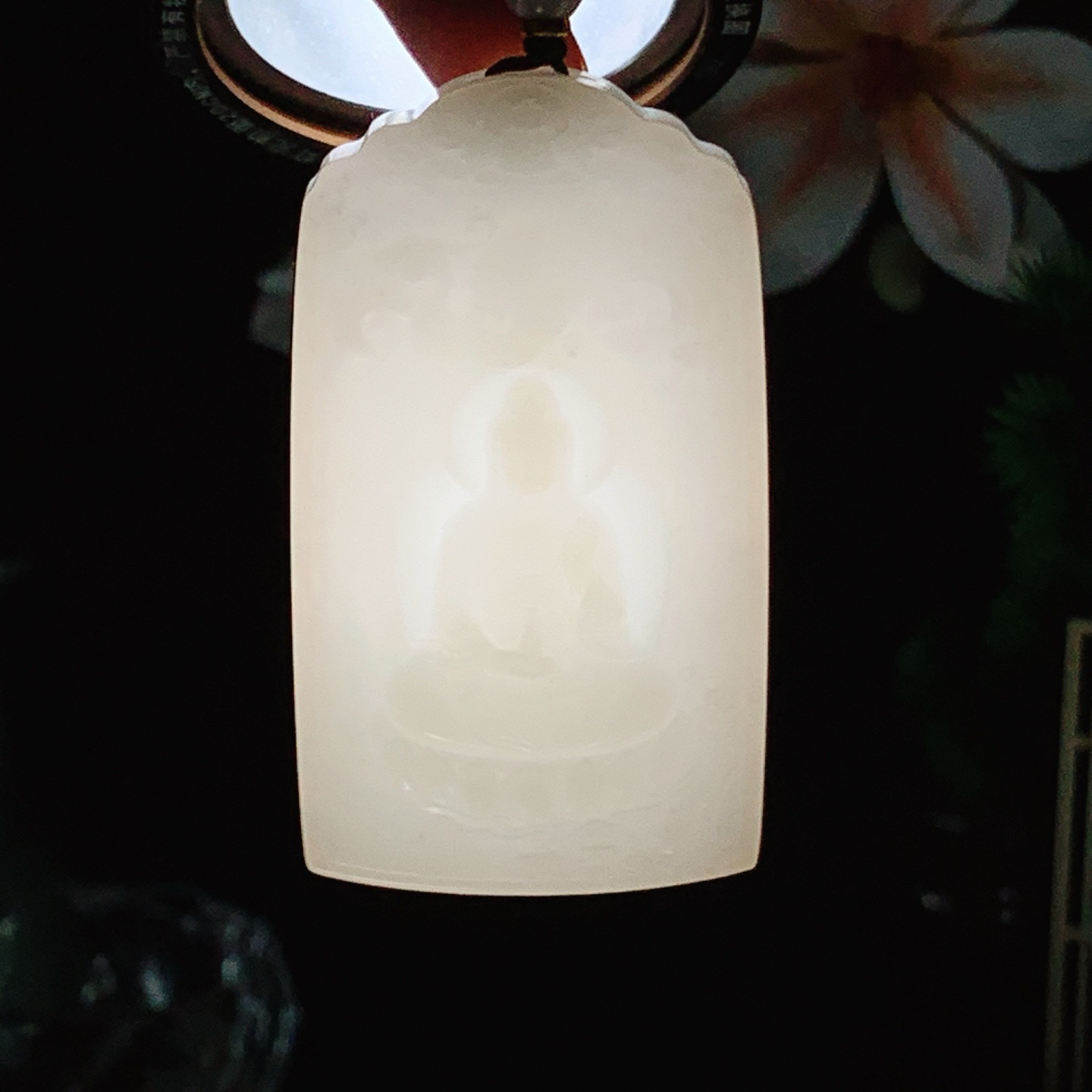 和田玉羊脂白玉坐莲观音挂件 尺寸67/38/10重65克。玉质细腻油润。手推出油。佩戴高端典雅。lt260524
