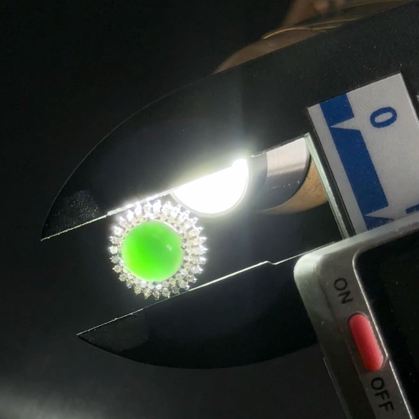 18k墨翠白金耳钉 种好色正 黑度极好 打灯通透 油性十足 尺寸10.7