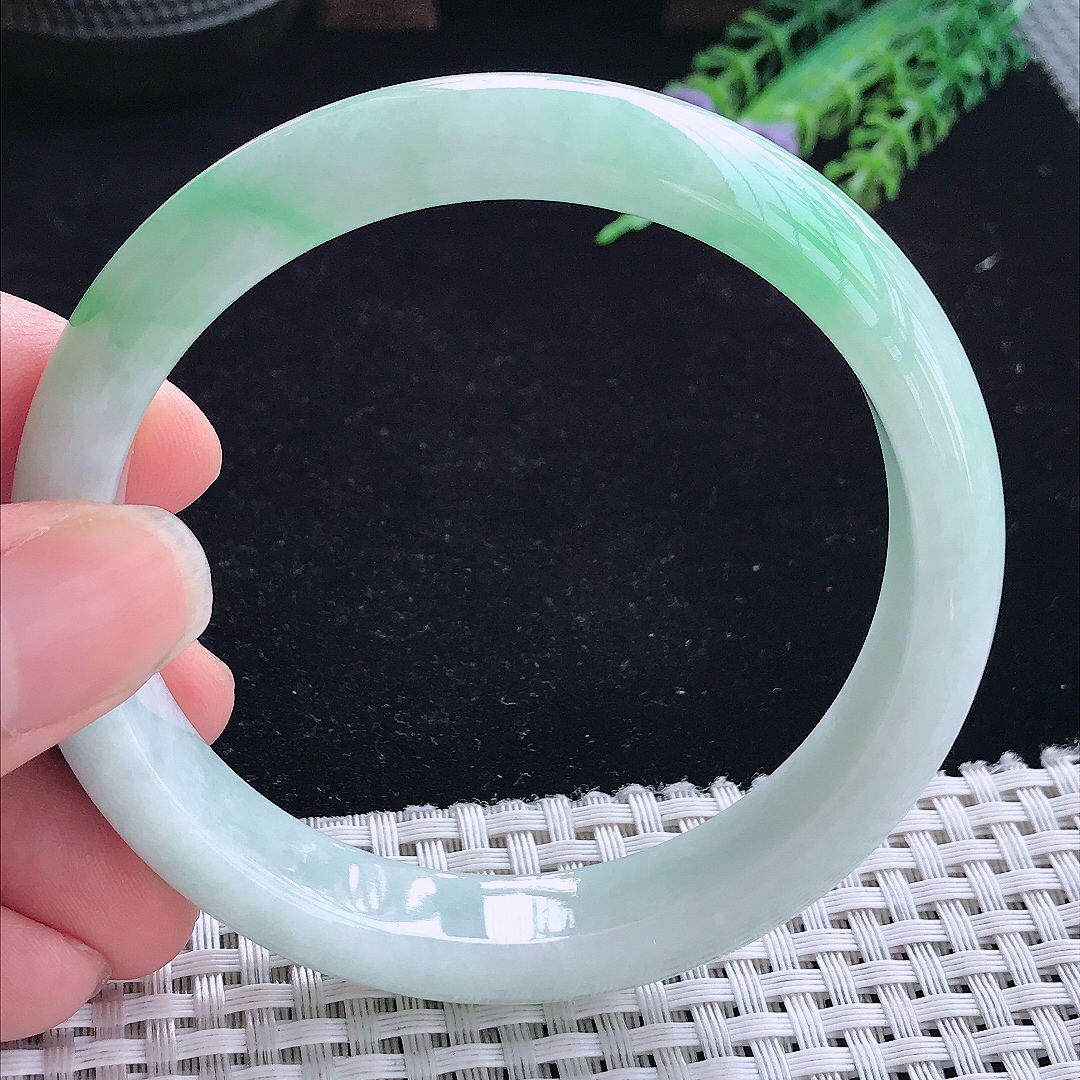 实拍A货翡翠61.5/12.8/8.3大圈口老坑飘阳绿手镯平安玉手镯