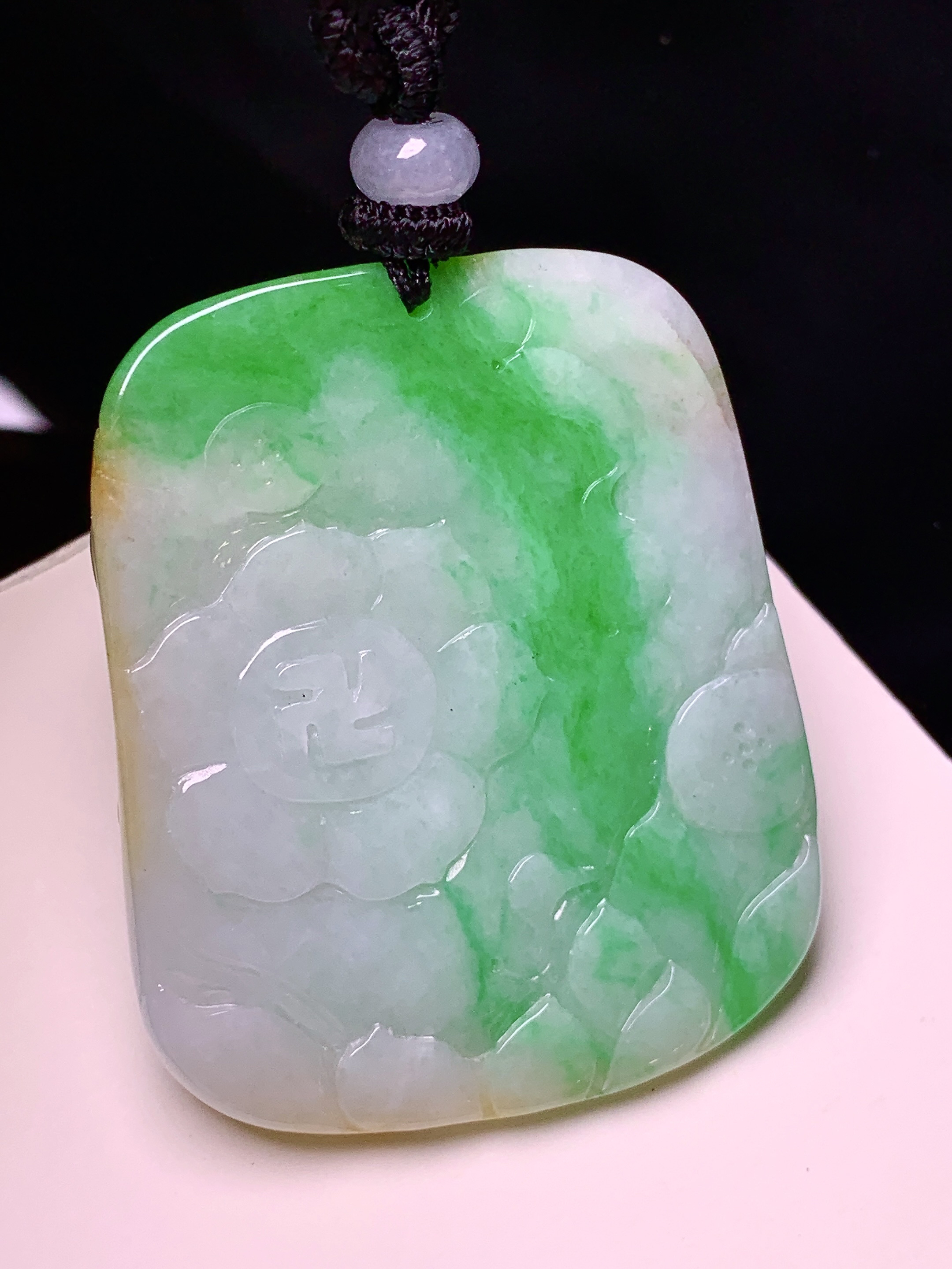 飘黄绿翡财神爷吊坠 玉质细腻 色泽艳丽清新 水润亮眼 整体尺寸46.2*38.7*6.3 w1