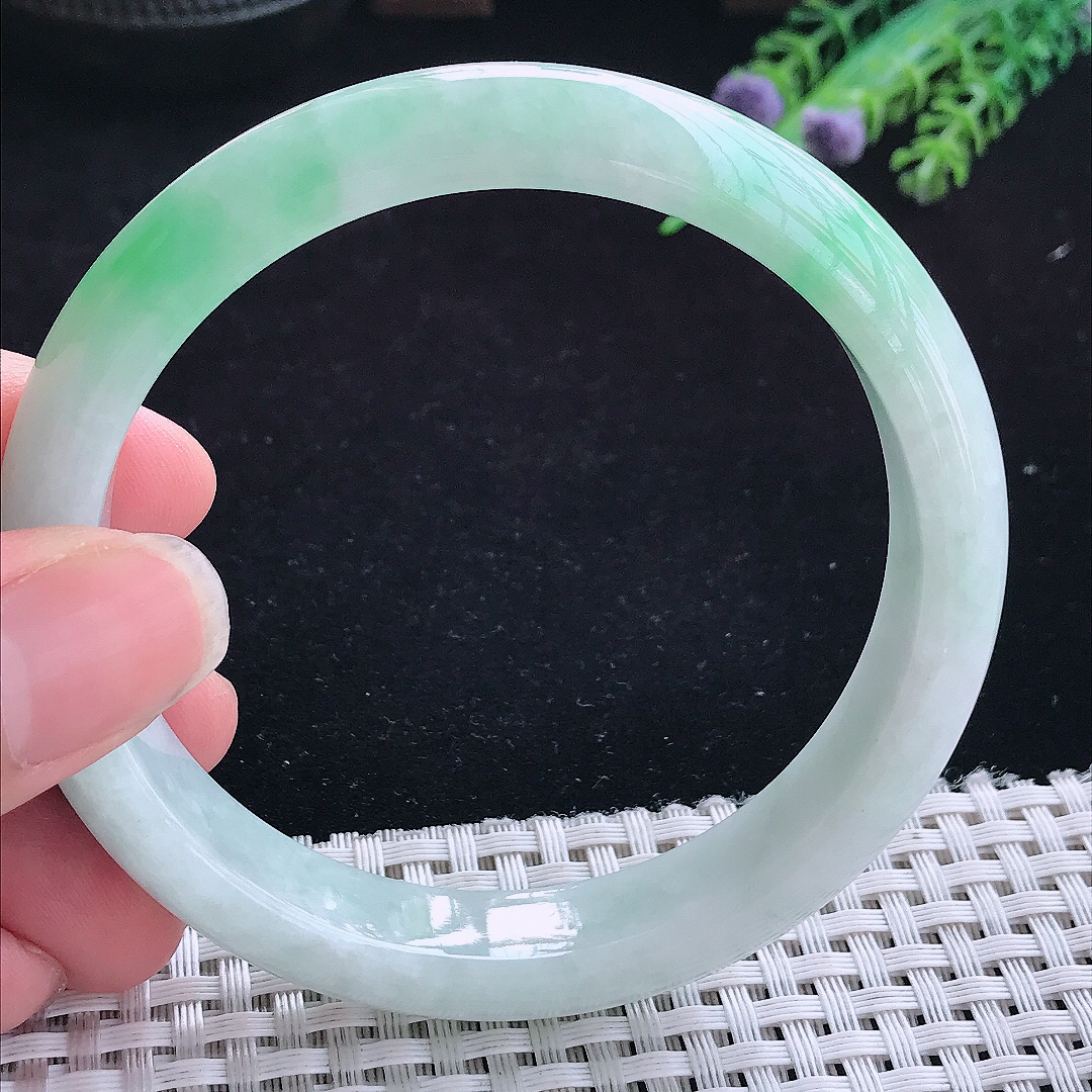 实拍A货翡翠61.5/12.8/8.3大圈口老坑飘阳绿手镯平安玉手镯