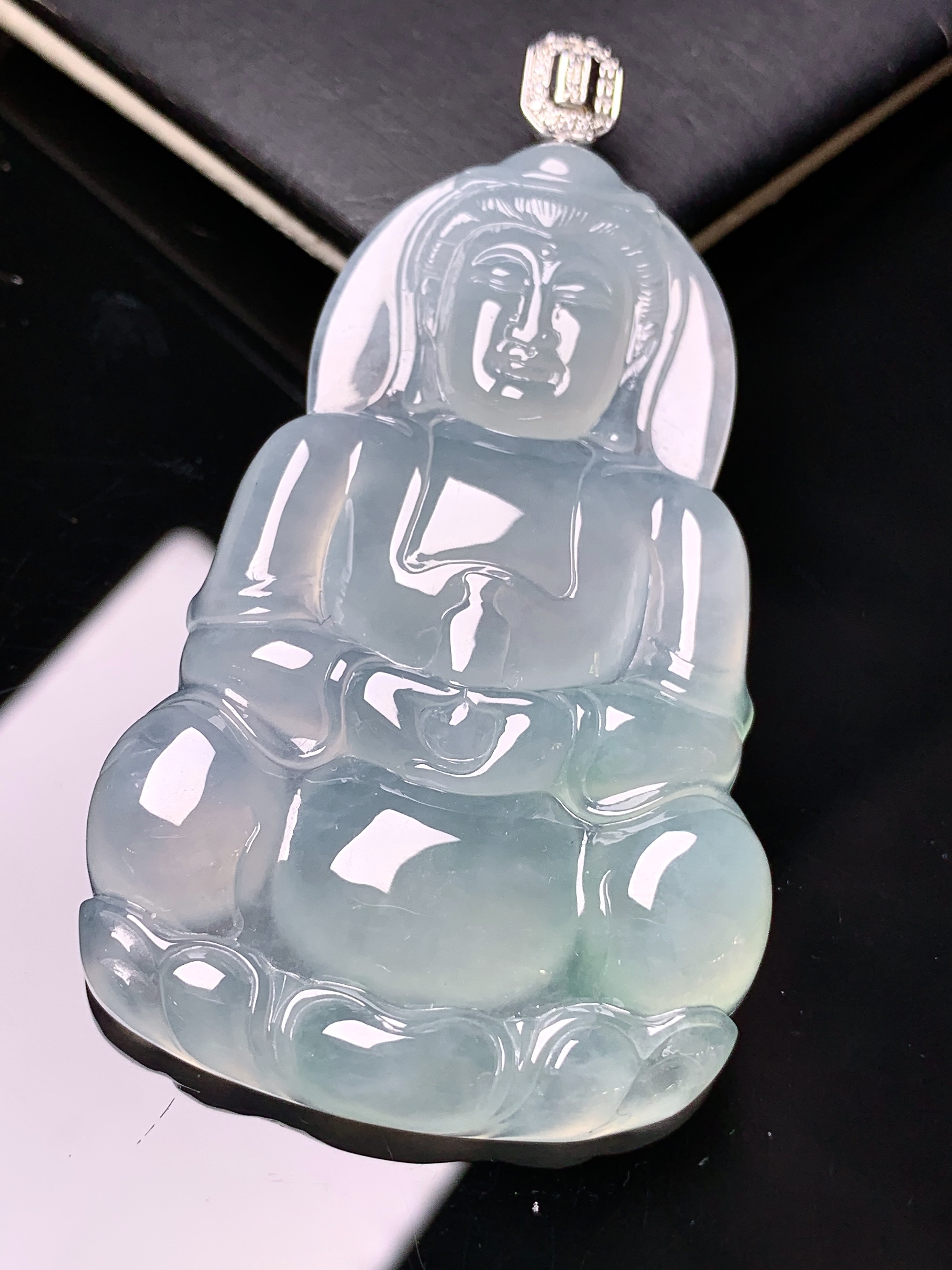 18k金钻镶嵌冰种观音吊坠 玉质细腻 色泽艳丽清新 水润亮眼 整体尺寸65.5*36.5*6 a5