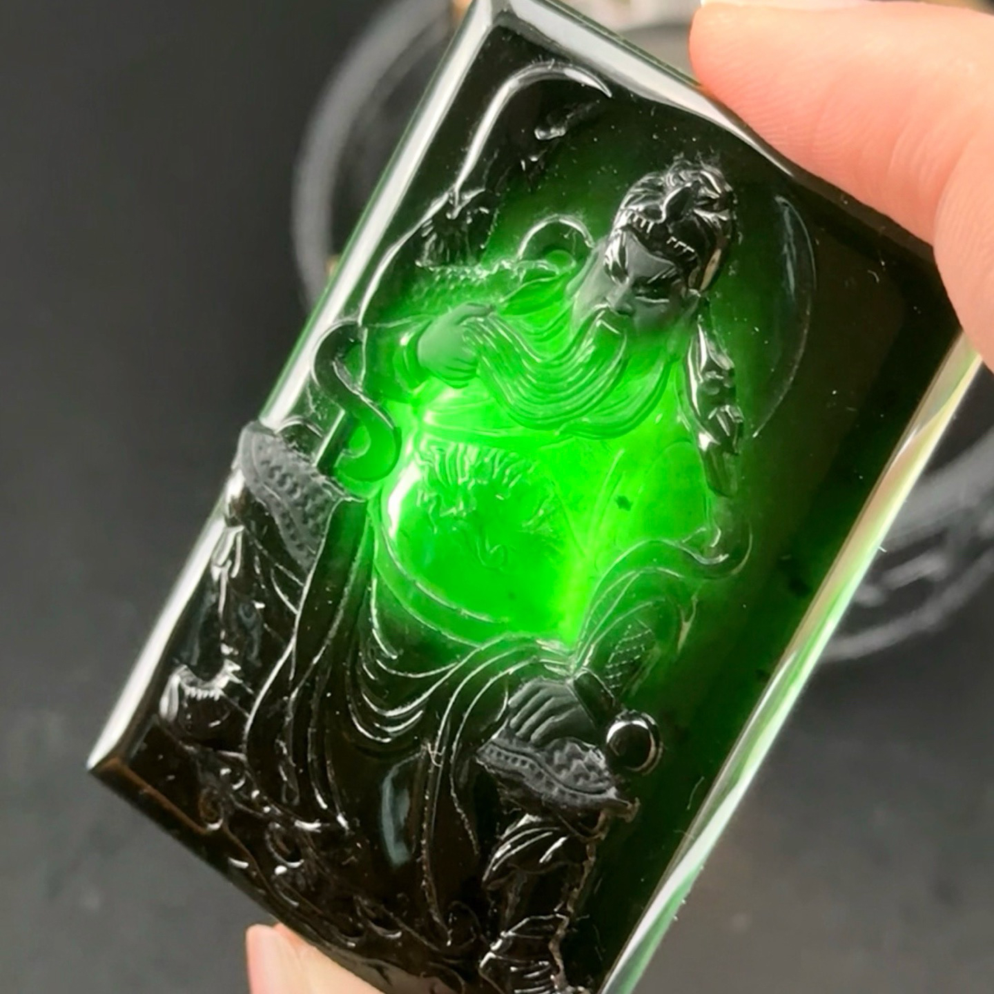 精品墨翠关公牌 种好色正 黑度极好 打灯通透 油性十足 尺寸58