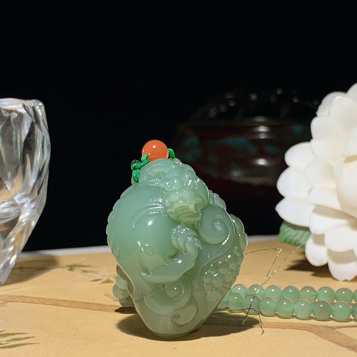 和田玉粉青俄罗斯碧玉招财貔貅挂件。尺寸36/27/14重36.4克。碧玉无事牌。玉质细腻油润。手推出油。品相大气。lt250525