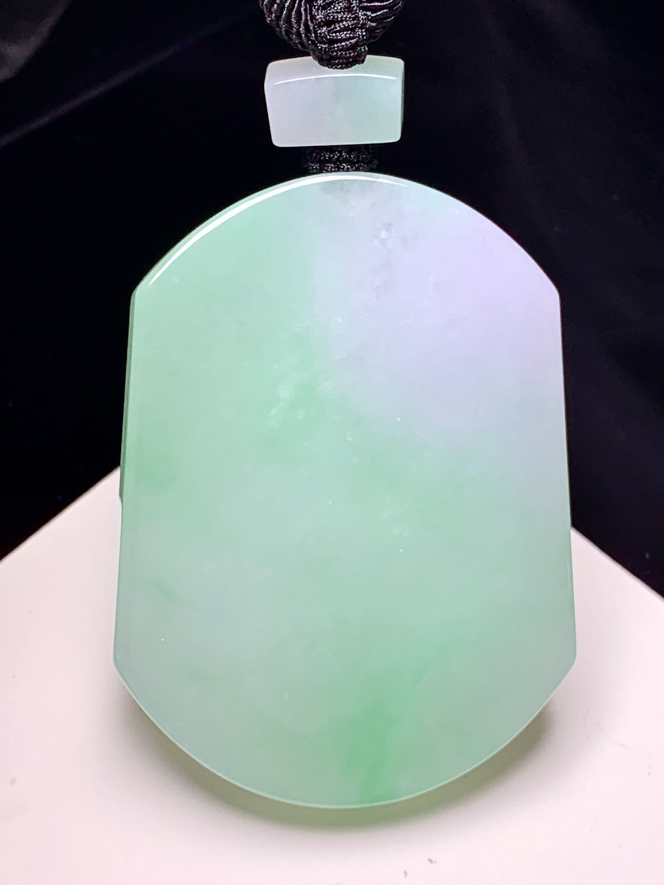 飘绿无事牌吊坠 玉质细腻 色泽艳丽清新 水润亮眼 整体尺寸51*38*5.7 a5