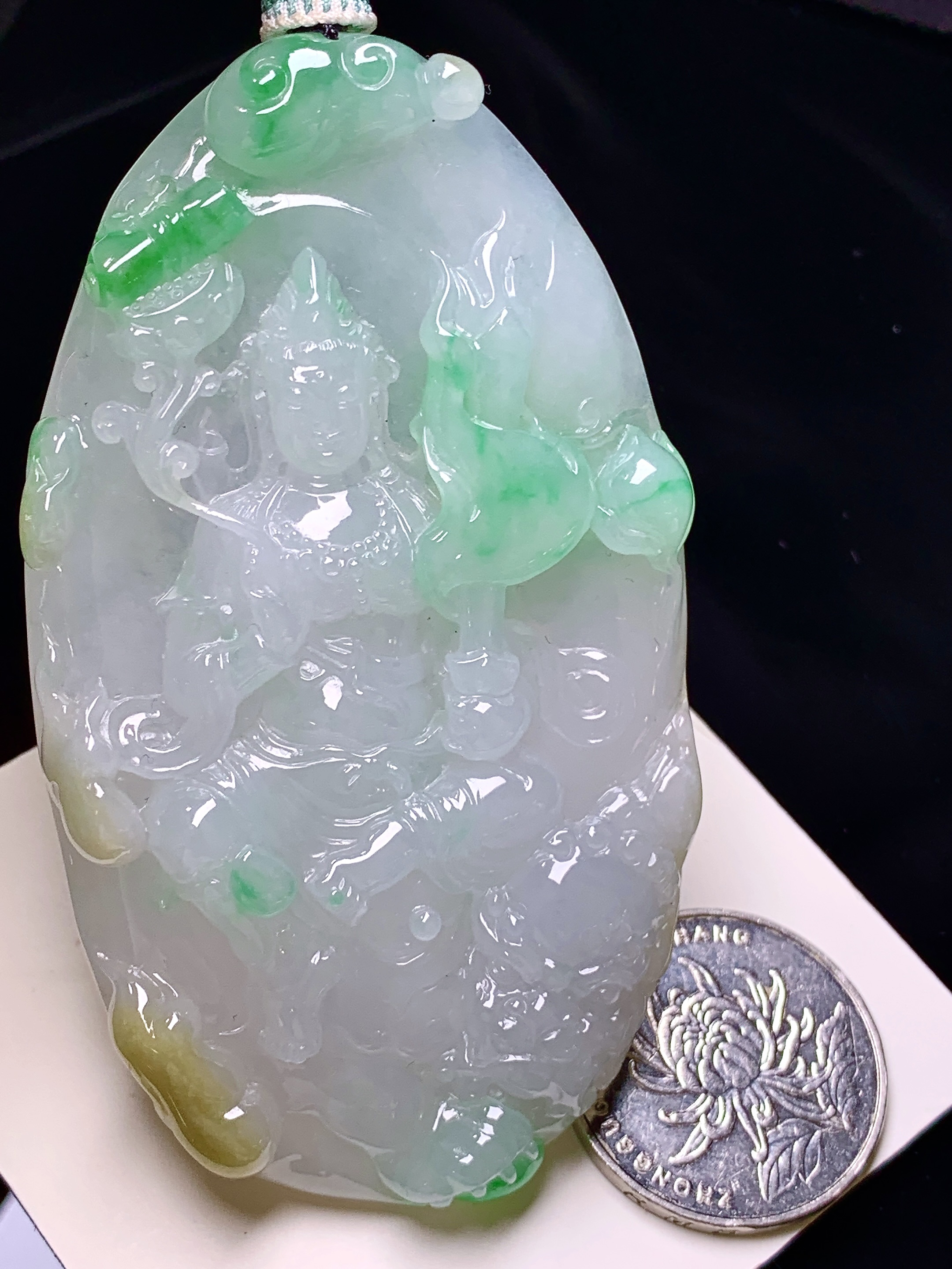 飘黄绿翡文殊菩萨吊坠 玉质细腻 色泽艳丽清新 水润亮眼 整体尺寸81*46.6*8.2 a5