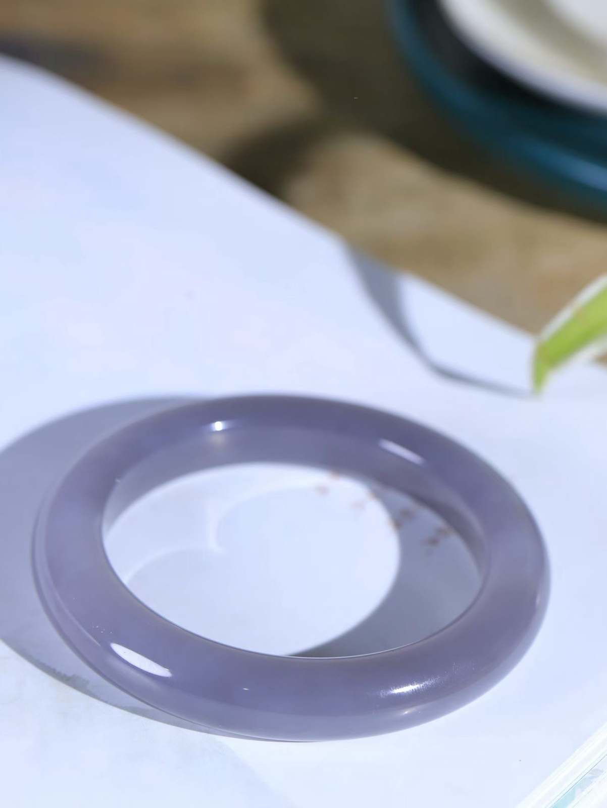 （温柔雅致.手镯）

精品️和田玉烟紫手镯。镯型饱满，温润细腻，脂润沁香。️执一卷书，沏一盏