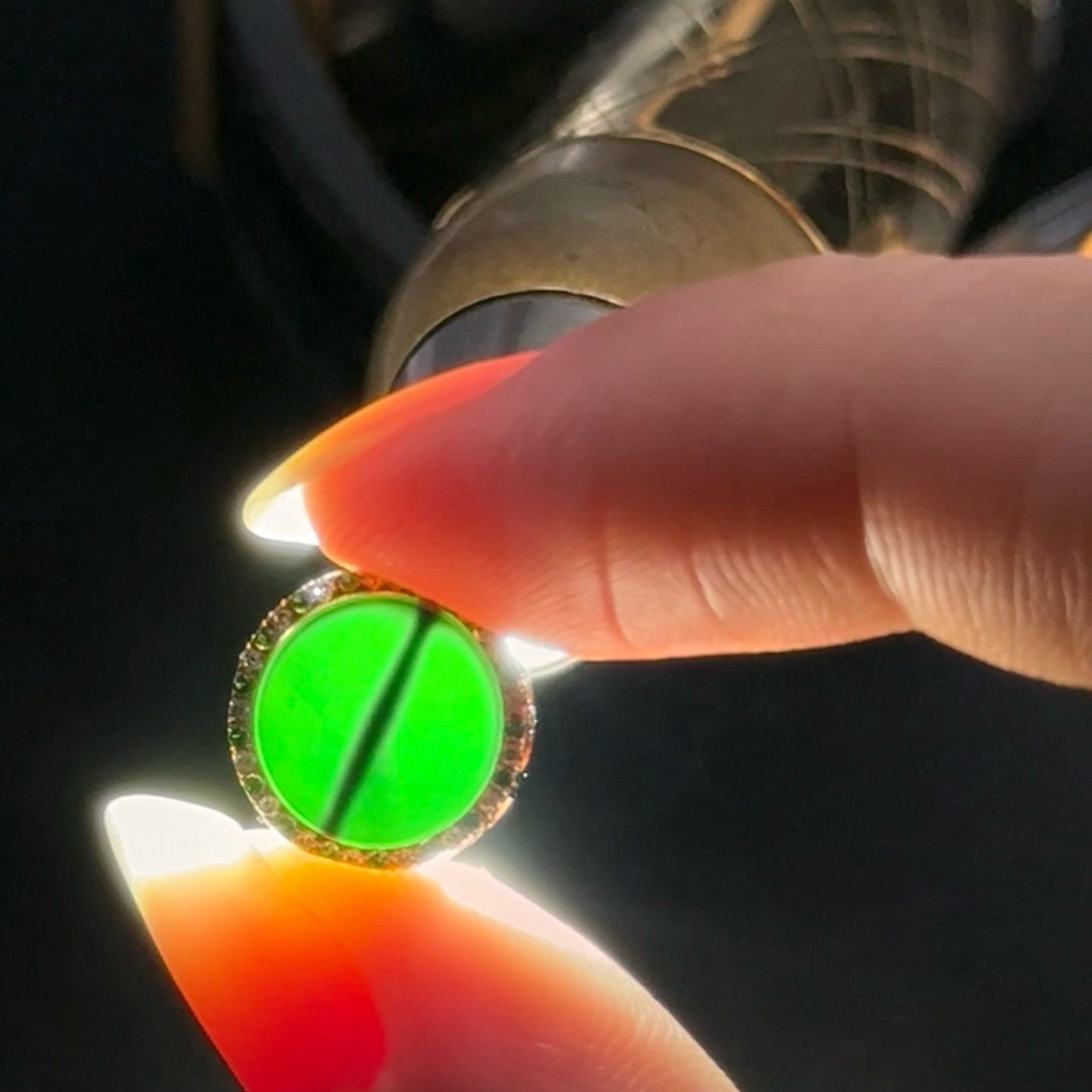 18k墨翠圆片耳钉 种好色正 黑度极好 打灯通透 油性十足  尺寸11.8