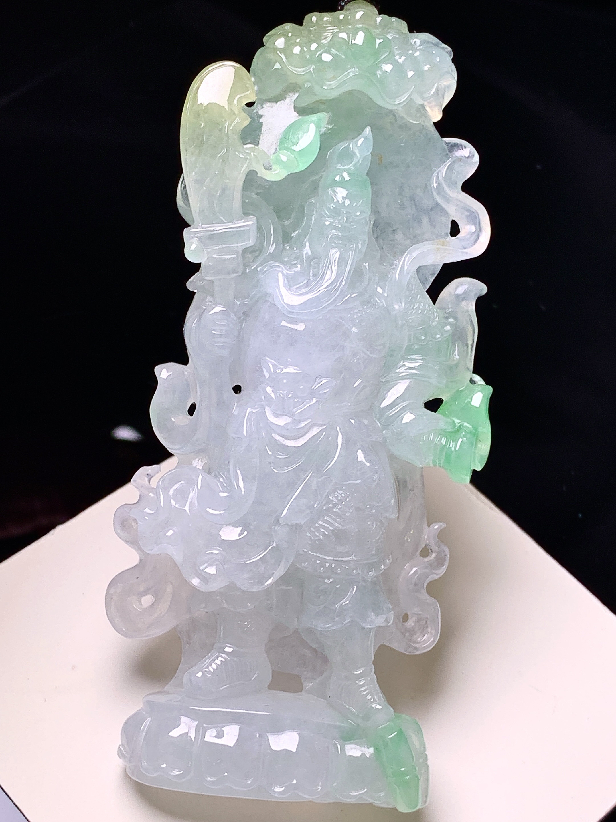 飘黄绿翡关公吊坠 玉质细腻 色泽艳丽清新 水润亮眼 整体尺寸83*35.8*11 a5