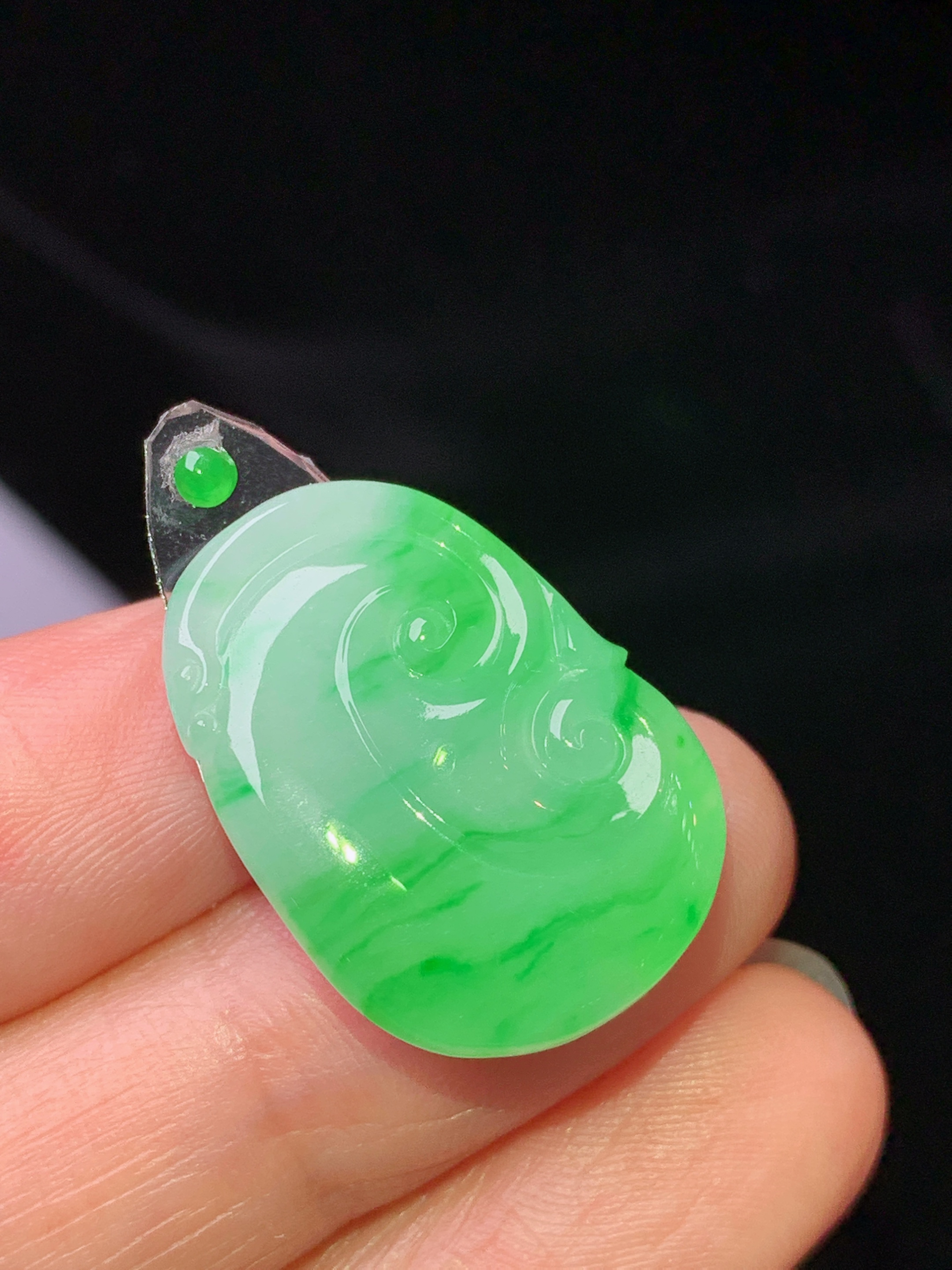 镶嵌款 飘绿如意吊坠 玉质细腻 色泽艳丽清新 水润亮眼 整体尺寸23.5*17.2*4.2 2x