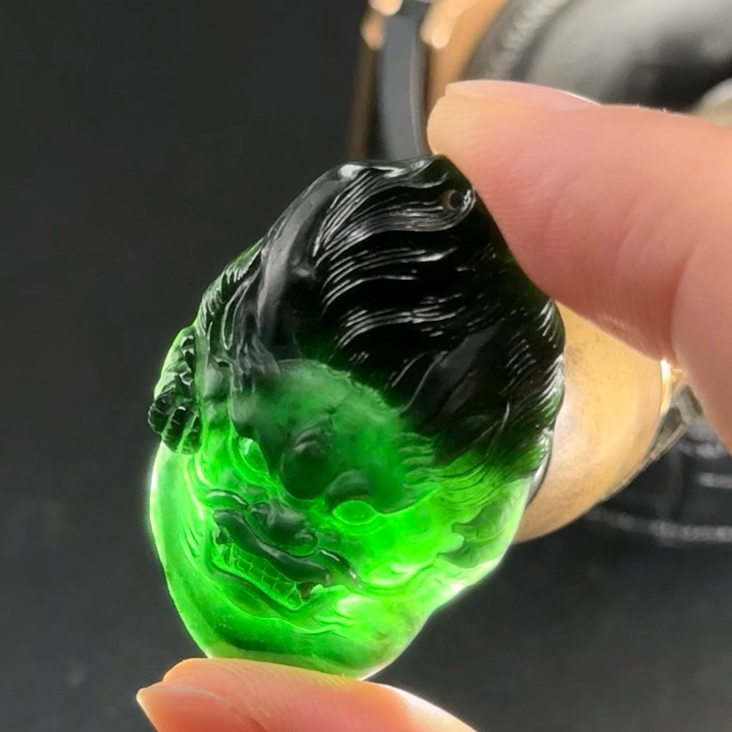 精品墨翠龙头 种好色正 黑度极好 打灯通透 油性十足 尺寸35.2