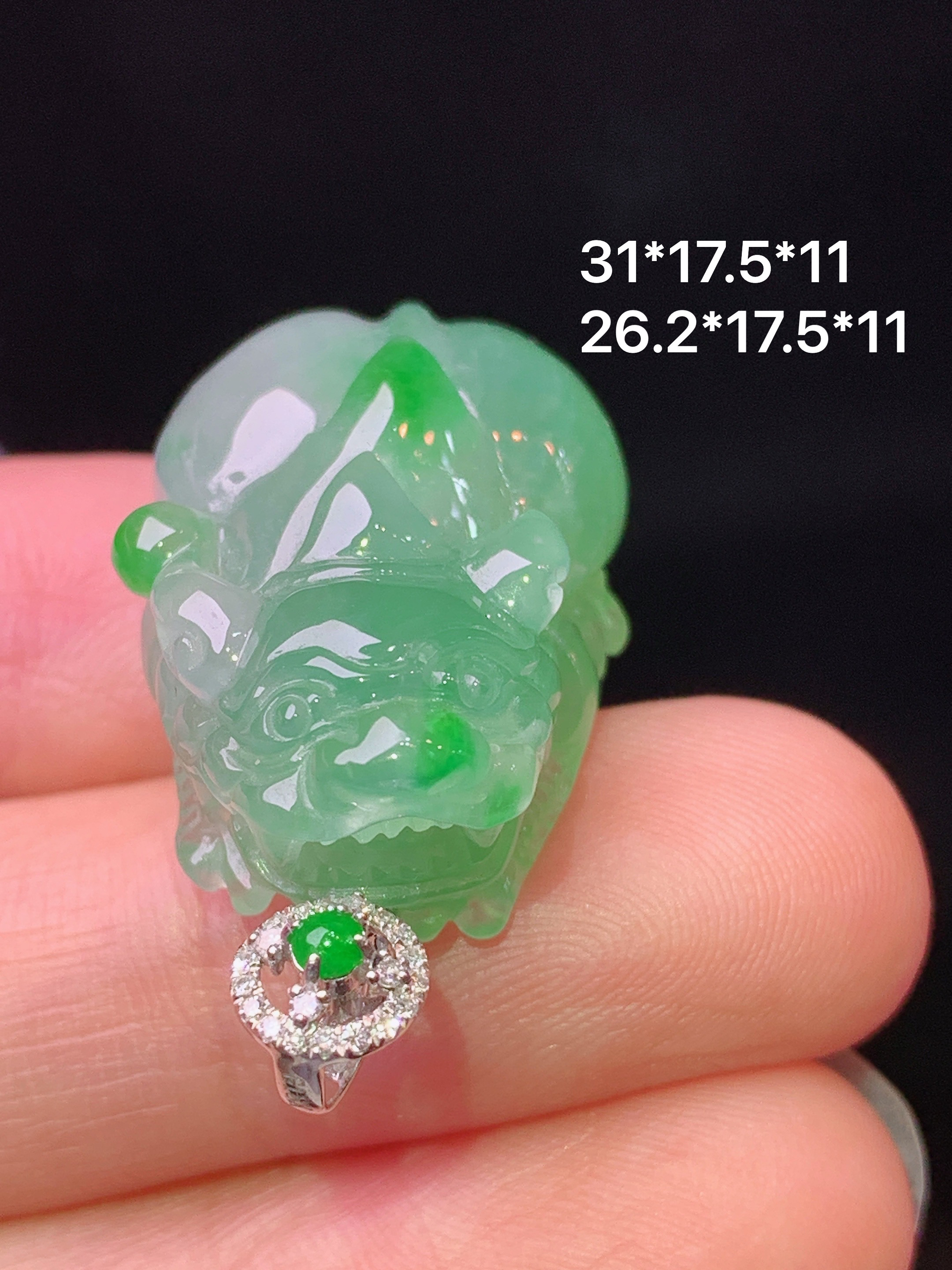 18k金钻镶嵌飘绿貔貅吊坠 玉质细腻 色泽艳丽清新 水润亮眼 整体尺寸31*17.5*11 b1