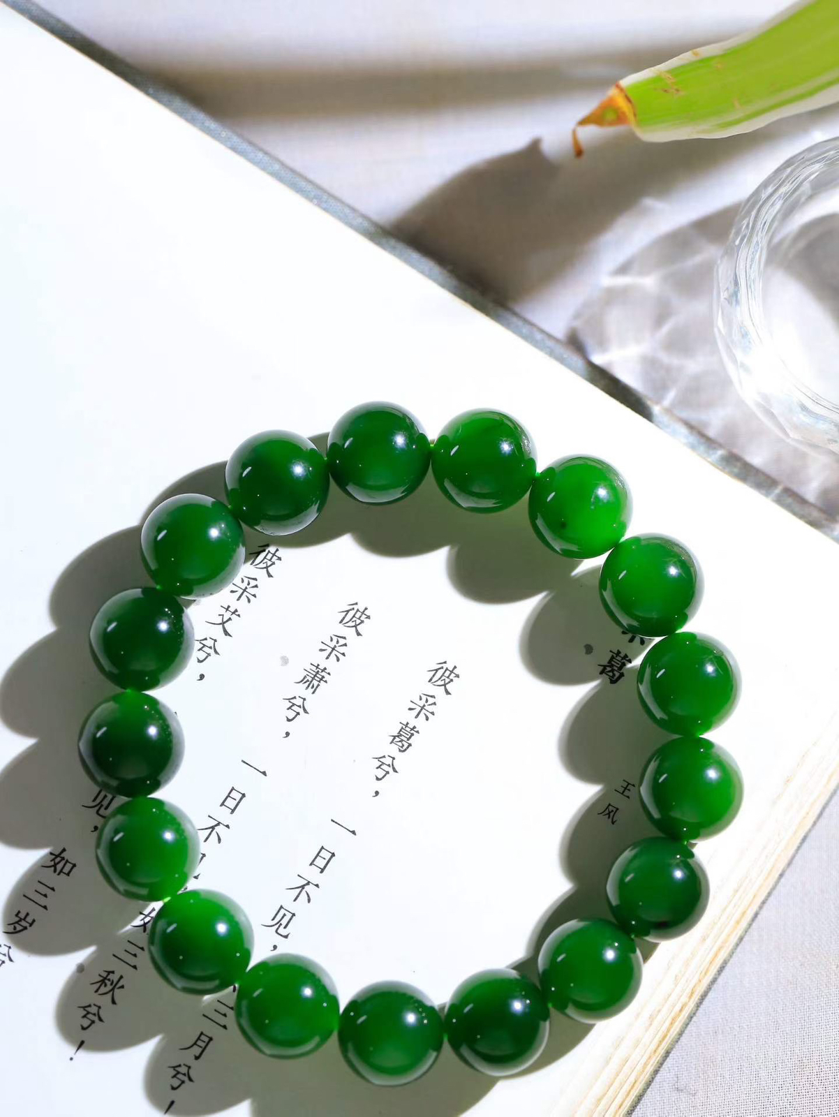 【珠圆玉润.手串】

精品️和田玉碧玉珠圆玉润手串 玉质温润细腻  整串打磨圆润，佩戴舒适。珠珠落玉盘，间关莺语花底滑，一生美好时光，无论身在何处，都有它相伴相守。事事顺遂，幸福美满，吉祥如意。重45克 尺寸取一12mm  FDA-22502300