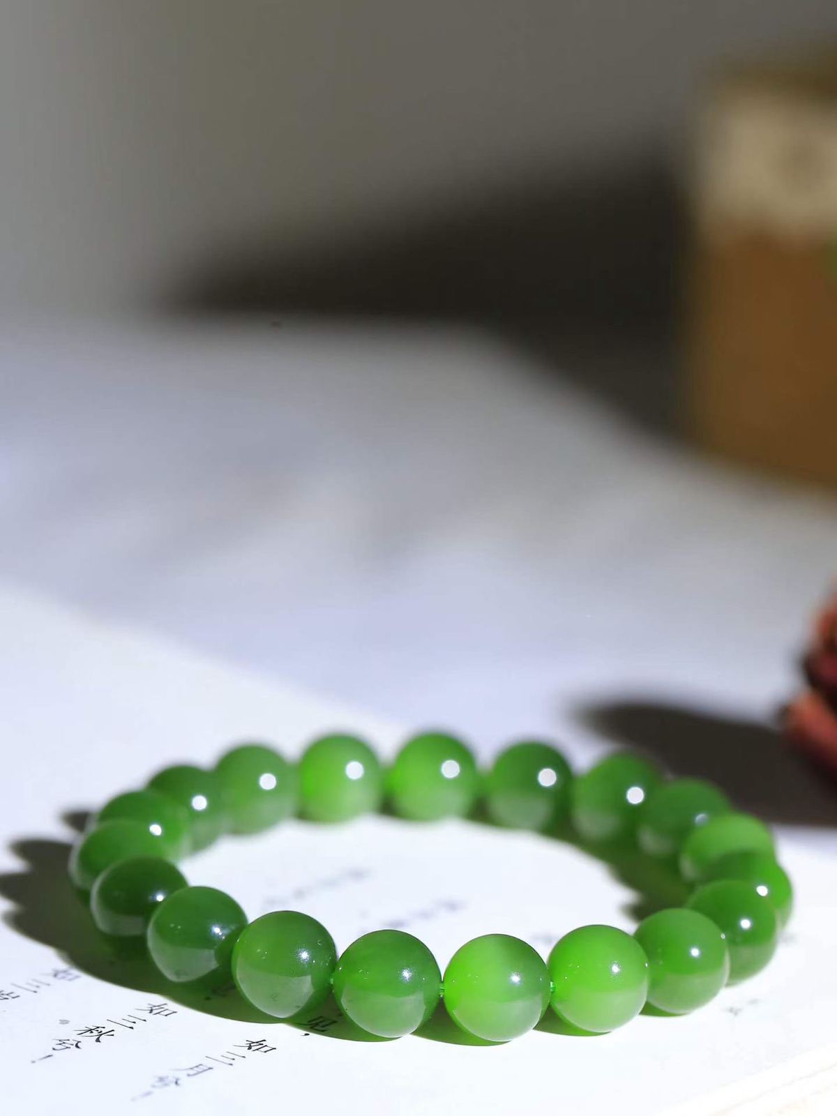 【珠圆玉润.手串】

精品️和田玉碧玉猫眼珠圆玉润手串 玉质温润细腻  整串打磨圆润，佩戴舒适。珠珠落玉盘，间关莺语花底滑，一生美好时光，无论身在何处，都有它相伴相守。事事顺遂，幸福美满，吉祥如意。重28.7克 尺寸取一9.9mm  FDA-22502400